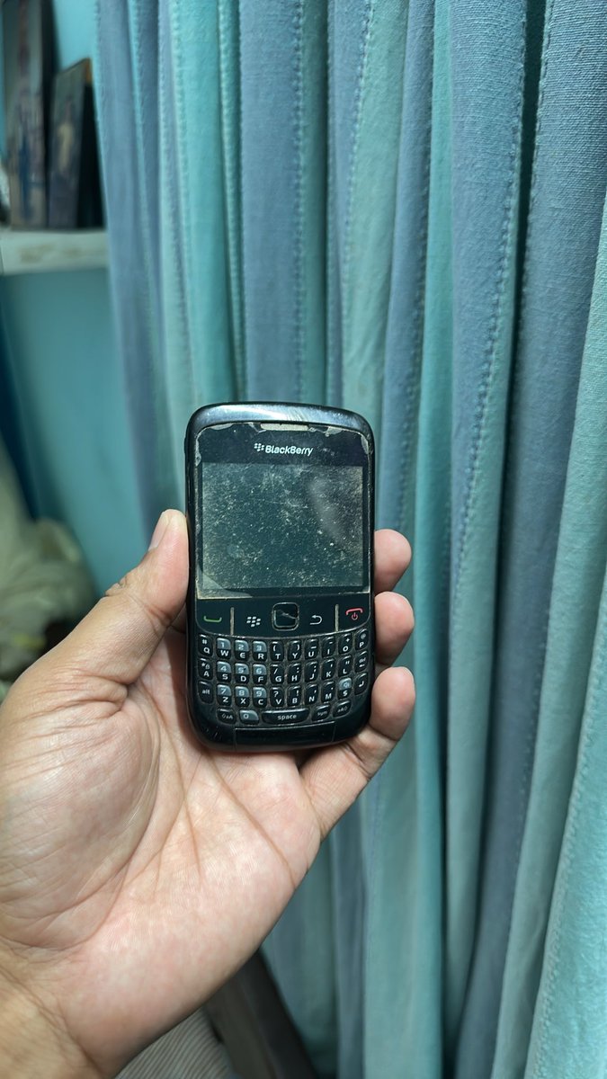 asimklicks's tweet photo. Slab phones are too boring. It’s time for @BlackBerry to make a comeback… we want old days. https://t.co/6QgyN1KKqm