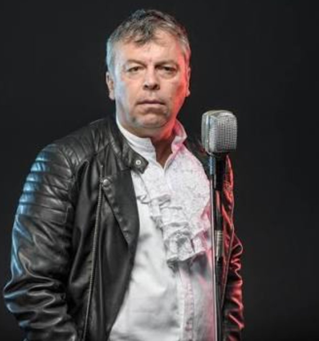 sasaT77's tweet photo. Uspeo je da ga mrzi 99 posto Sarajlija a rodjeni je Sarajlija. Devedesetih je otišao iz Sarajeva u došao u Beograd i eto, u drugoj polovini života je uspeo da ga sad mrzi i 99 posto Beogradjana jer je jedan od retkih rokera koji se prodao vlasti. Alal vera majstore... https://t.co/0kiHWR6tou