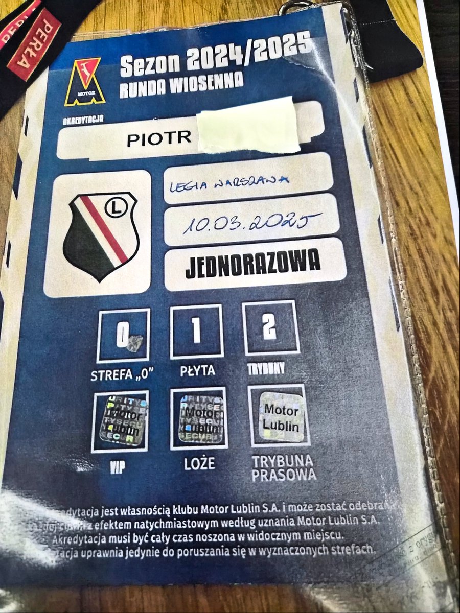 KaW1944's tweet photo. #AktŁaskiStaruch 

❗️WPIS EDUKACYJNY❗️

👇👇👇

Prezydent Karol Nawrocki nie uchylił wyroku, nie uniewinnił Piotra Staruchowicza i nie zastąpił sądu odwoławczego. Zastosował natomiast klasyczny akt łaski w jego skutkowym znaczeniu: darował niewykonany środek karny w postaci zakazu wstępu na imprezy masowe oraz zarządził zatarcie ukarania. Prezydent nie uchylił elementu wyroku w zakresie nałożenia na Starucha grzywny w kwocie 2.500 zł., która została przez Starucha zapłacona. 

👇CHRONOLOGIA ZDARZEŃ👇

✅️10 marca 2025 https://t.co/88L2oSWIKU stadionie Arena Lublin odbywał się mecz Motor Lublin–Legia Warszawa. Staruch, jako osoba prowadząca doping kibiców Legii, przebywał w rejonie bariery pomiędzy sektorem gości a płytą boiska. Dysponował wystawioną przez Motor Lublin jednorazową akredytacją na ten konkretny mecz.

✅️10 marca 2025 r.Akredytacja zawierała nazwisko jej posiadacza, oznaczenie „Legia Warszawa”, datę meczu oraz oznaczenie „jednorazowa”. Na identyfikatorze zaznaczono strefę „0”.

✅️17 czerwca 2025 r.Sąd Rejonowy Lublin-Zachód w Lublinie, III Wydział Karny, wydał w sprawie III W 669/25 wyrok nakazowy. Wymierzył grzywnę 2.500 zł i orzekł zakaz wstępu na imprezy masowe na okres dwóch lat.

✅️25 czerwca–12 lipca 2025 r.Osoba wskazana przez Starucha do odbioru korespondencji, przebywała na urlopie i nie poinformowała Starucha ani o wyjeździe, ani o pozostawionych awizach. To dopiero wezwanie do zapłaty ujawniło Staruchowi, że wyrok został wydany i uprawomocnił się.

✅️10 września 2025 r.Sąd Rejonowy odmówił przywrócenia terminu do wniesienia sprzeciwu od wyroku nakazowego.
19 września 2025 r.Motor Lublin S.A. wystawił oficjalne oświadczenie potwierdzające zakres akredytacji. Klub wskazał, że akredytacja obejmowała dostęp do trybun i płyty boiska oraz swobodne przemieszczanie się pomiędzy tymi strefami. Do strefy płyty zaliczono również obszar pomiędzy linią band reklamowych a trybunami.
23 września 2025 r.Ówczesny obrońca Starucha wniósł zażalenie na odmowę przywrócenia terminu wraz ze sprzeciwem od wyroku nakazowego. Podniesiono zarówno niezawinioną przyczynę uchybienia terminowi, jak i oczywistą wadliwość rozstrzygnięcia merytorycznego.

✅️13 października 2025 r.Kolejny obrońca sporządził prośbę o bezpośredni prezydencki akt łaski. Wprost wskazał, że wniosek opiera się na art. 139 Konstytucji i zmierza do pominięcia tzw. kodeksowej (KPK) procedury konsultacyjnej. Wnioskowano o darowanie grzywny oraz zakazu wstępu.

✅️16 października 2025 https://t.co/IPqNPrbLySśba wpłynęła do Kancelarii Prezydenta RP, co wynika z prezentaty na pierwszej stronie wniosku.

✅️6 grudnia 2025 r.Staruch zadzwonił do programu Kanału Zero, w którym uczestniczył Prezydent Karol Nawrocki, i publicznie zapytał o możliwość ułaskawienia. Prezydent potwierdził, że zna sprawę i że zajmie się aktami łaski na początku kolejnego roku. 
3 sierpnia 2026 r.Po wielu miesiącach (i wsłuchaniu się w głos wielu ekspertów prawnych) Prezydent wydał postanowienie o zastosowaniu prawa łaski: darował zakaz wstępu na imprezy masowe i zarządził zatarcie ukarania. 

Dokumenty, którymi legitymował się Staruch

A. Jednorazowa akredytacja Motoru Lublin (w załączeniu foto) 👍
Akredytacja była wystawiona na mecz Motor Lublin–Legia Warszawa z 10 marca 2025 r. i zawierała:
•dane jej posiadacza;
•nazwę klubu gości – Legia Warszawa;
•datę meczu;
•oznaczenie „jednorazowa”;
•wskazanie strefy „0”;
•pouczenie, że akredytacja uprawnia do poruszania się w wyznaczonych strefach.

B. Oświadczenie Motor Lublin S.A. z 19 września 2025 r. (w załączeniu foto) 👍
Dokument organizatora imprezy miał znaczenie rozstrzygające. Motor Lublin potwierdził, że posiadacz akredytacji był uprawniony:
https://t.co/W9lYy7AofE wejścia do strefy trybun;
https://t.co/htYFgFCCG9 wejścia na płytę boiska;
https://t.co/5xpSa7Movc swobodnego przemieszczania się pomiędzy płytą a trybunami;
https://t.co/Ygk3mGz3ho przebywania w obszarze pomiędzy linią band LED a trybunami, ponieważ obszar ten należał do strefy płyty boiska.
👇👇👇