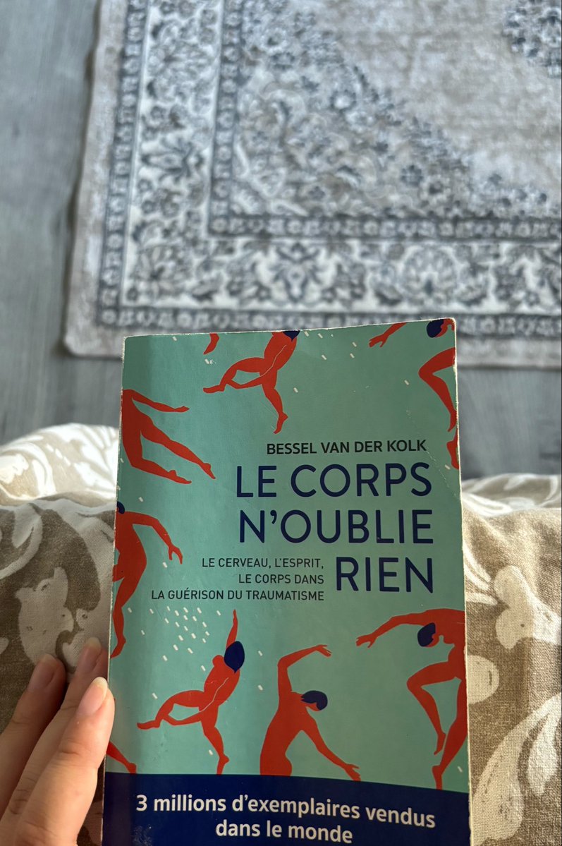 feeducalvair's tweet photo. Je viens de finir ce livre d’utilité public, il montre que les trauma ne restent pas seulement dans nos souvenirs. Ils continuent à façonner notre manière de ressentir, de penser et de vivre
Prenez soin de vous <3 https://t.co/8zVk0cH2eF