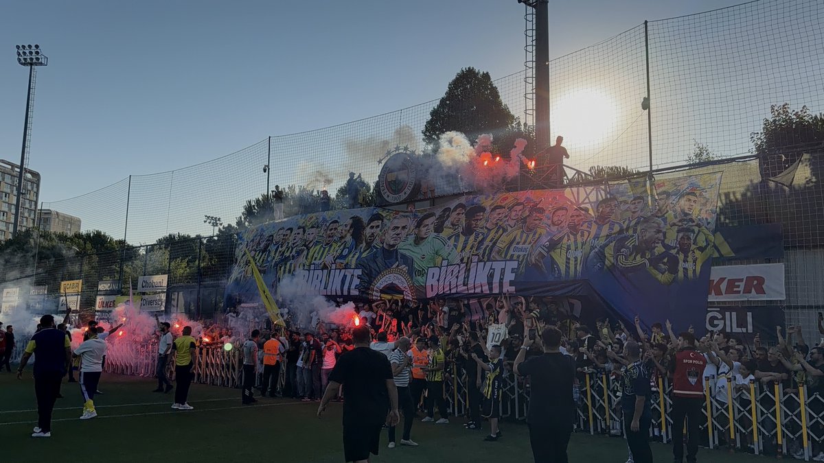 gencfborg's tweet photo. ARKANDA BAĞIRAN MİLYONLARLA; COŞKUMUZU HİSSET 90 DAKİKA DURMA!

#GençFenerbahçeliler https://t.co/ww9E1VvDLb