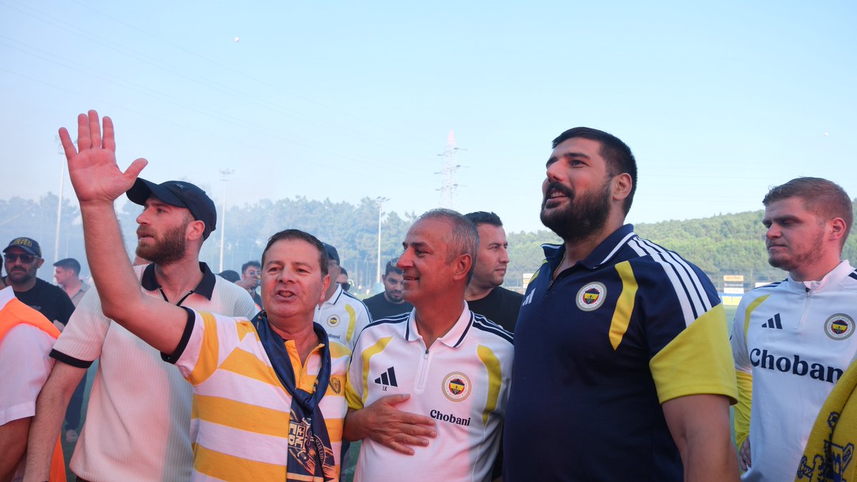 gencfborg's tweet photo. ARKANDA BAĞIRAN MİLYONLARLA; COŞKUMUZU HİSSET 90 DAKİKA DURMA!

#GençFenerbahçeliler https://t.co/ww9E1VvDLb
