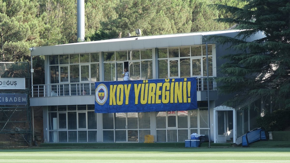 gencfborg's tweet photo. ARKANDA BAĞIRAN MİLYONLARLA; COŞKUMUZU HİSSET 90 DAKİKA DURMA!

#GençFenerbahçeliler https://t.co/ww9E1VvDLb