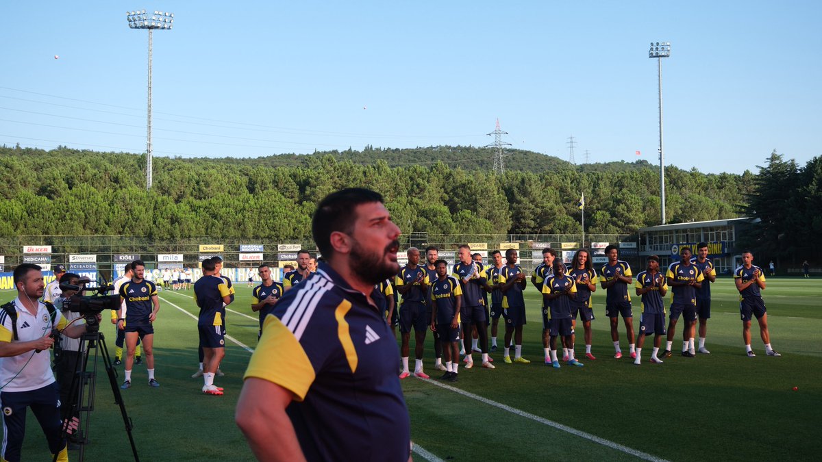 gencfborg's tweet photo. ARKANDA BAĞIRAN MİLYONLARLA; COŞKUMUZU HİSSET 90 DAKİKA DURMA!

#GençFenerbahçeliler https://t.co/ww9E1VvDLb