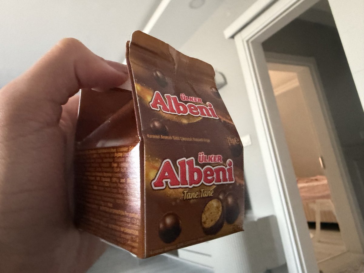 ceyversion's tweet photo. bu salak cikolata hakkinda niye kimse konusmuyor kocaman kutunun icine bir sira koyıp satiyolar https://t.co/DJ8TxDuUF4