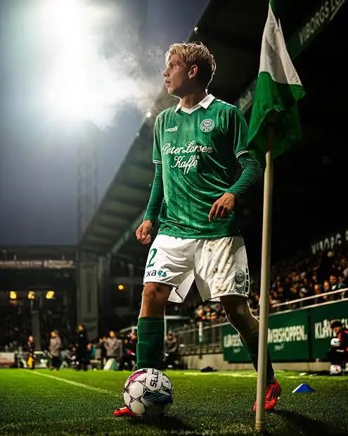 HCfootball01's tweet photo. Thomas Jorgensen - Viborg - RF - 20yrs

Still only 20yrs old, despite this he’s going into his 3rd full season with Viborg and the previous two he put up ridiculous numbers, and that’s without even adding context to how old he is.

He ranked really high in the database for amount of shots, pass length, his progressive runs he was up there as the very best, and his forward intentions all together with the ball at his feet, he could be more involved with touches in the box, but that’s something you can develop within him. 

First choice for me.