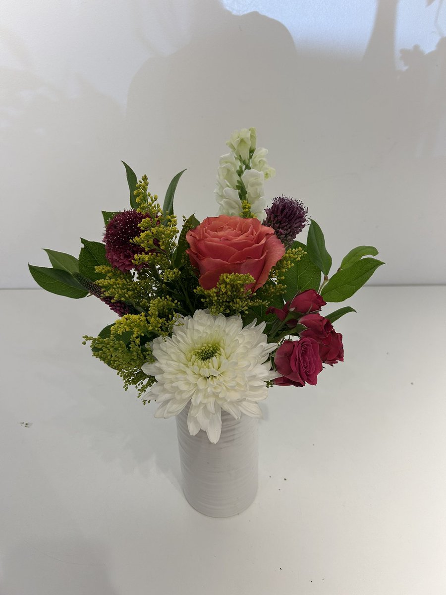 emcox8's tweet photo. Officially official working in a flower shop 🥺🌸✨🧚🏻‍♀️ https://t.co/XamRtBj8zu