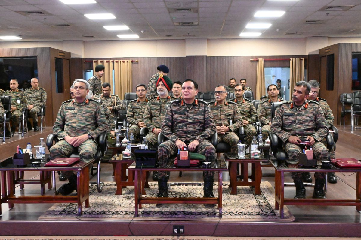 adgpi's tweet photo. #GeneralDhirajSeth, #COAS visited Headquarter Central Command, #Lucknow to review the prevailing operational preparedness and ongoing capability enhancement initiatives. He was briefed on the Command's operational posture, security situation, infrastructure development, modernisation efforts and measures to further strengthen combat readiness.

While interacting with Commanders and all Ranks, #COAS reaffirmed that operational preparedness, adaptability and self-reliance remain the bedrock of military effectiveness. #COAS further emphasised that a technologically empowered and future-ready #IndianArmy will continue to safeguard national interests while contributing to the vision of #ViksitBharat2047.

#IndianArmy
@DefenceMinIndia 
@SpokespersonMoD 
@suryacommand