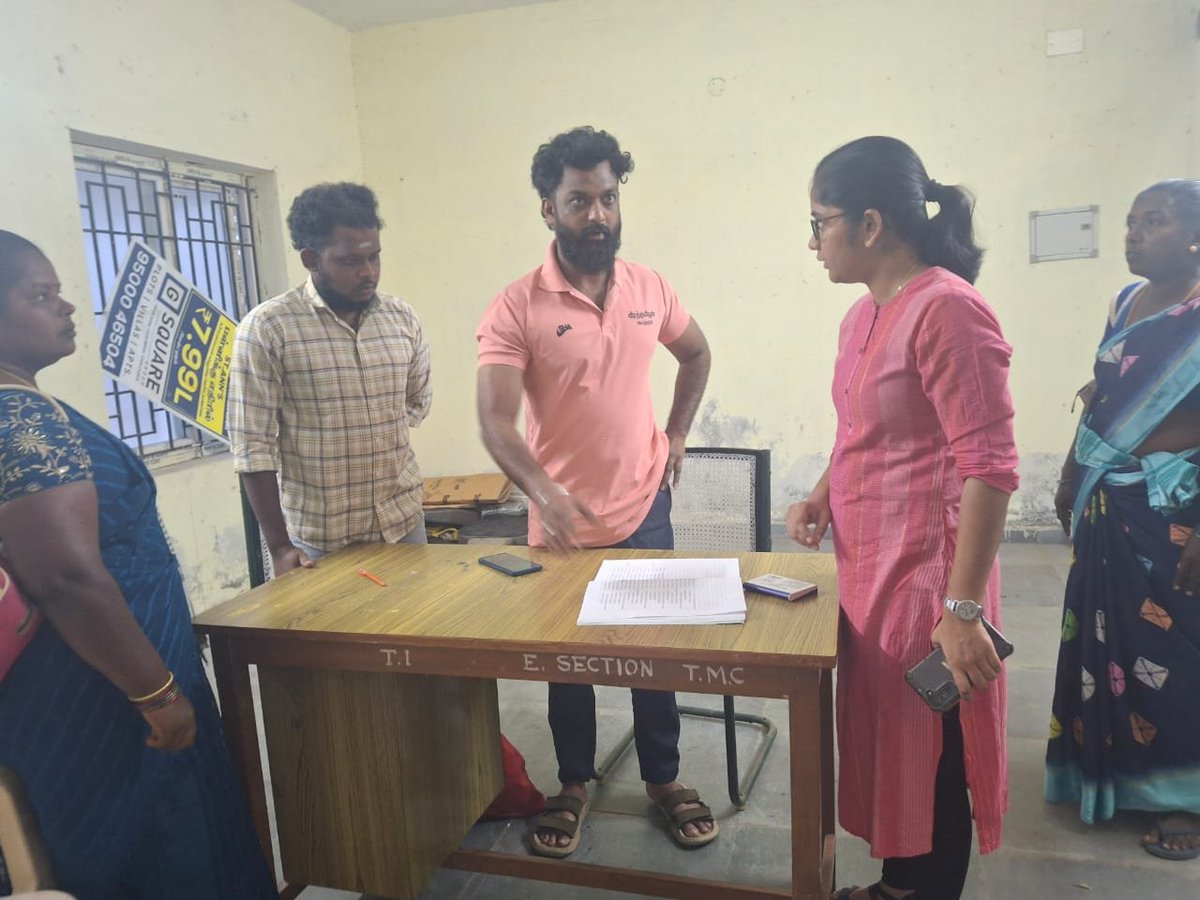 Tutycorp's tweet photo. தூத்துக்குடி மாநகராட்சி வி.வி.டி சிக்னல் பகுதியில் உள்ள  வார்டு அலுவலகத்தில் பணியாளர்களின் வருகை பதிவேட்டினையும்   மற்றும் நடைபெறும் தூய்மை பணிகளையும் மாநகராட்சி ஆணையர் திருமதி.சி.ப்ரியங்கா இ.ஆ.ப அவர்கள் நேரில் பார்வையிட்டு ஆய்வு செய்தார்கள். https://t.co/dW5hBxCMel