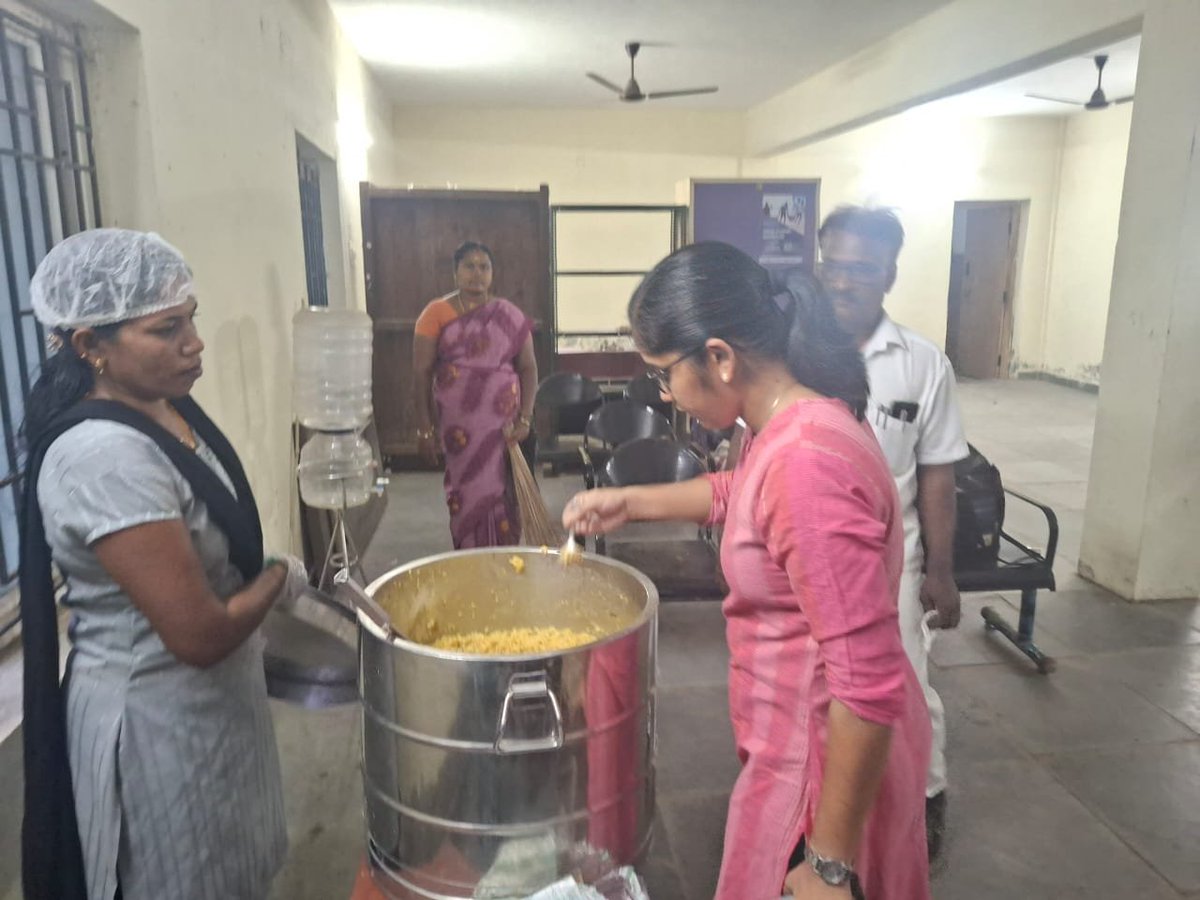 Tutycorp's tweet photo. தூத்துக்குடி மாநகராட்சி வி.வி.டி சிக்னல் பகுதியில் உள்ள  வார்டு அலுவலகத்தில் பணியாளர்களின் வருகை பதிவேட்டினையும்   மற்றும் நடைபெறும் தூய்மை பணிகளையும் மாநகராட்சி ஆணையர் திருமதி.சி.ப்ரியங்கா இ.ஆ.ப அவர்கள் நேரில் பார்வையிட்டு ஆய்வு செய்தார்கள். https://t.co/dW5hBxCMel