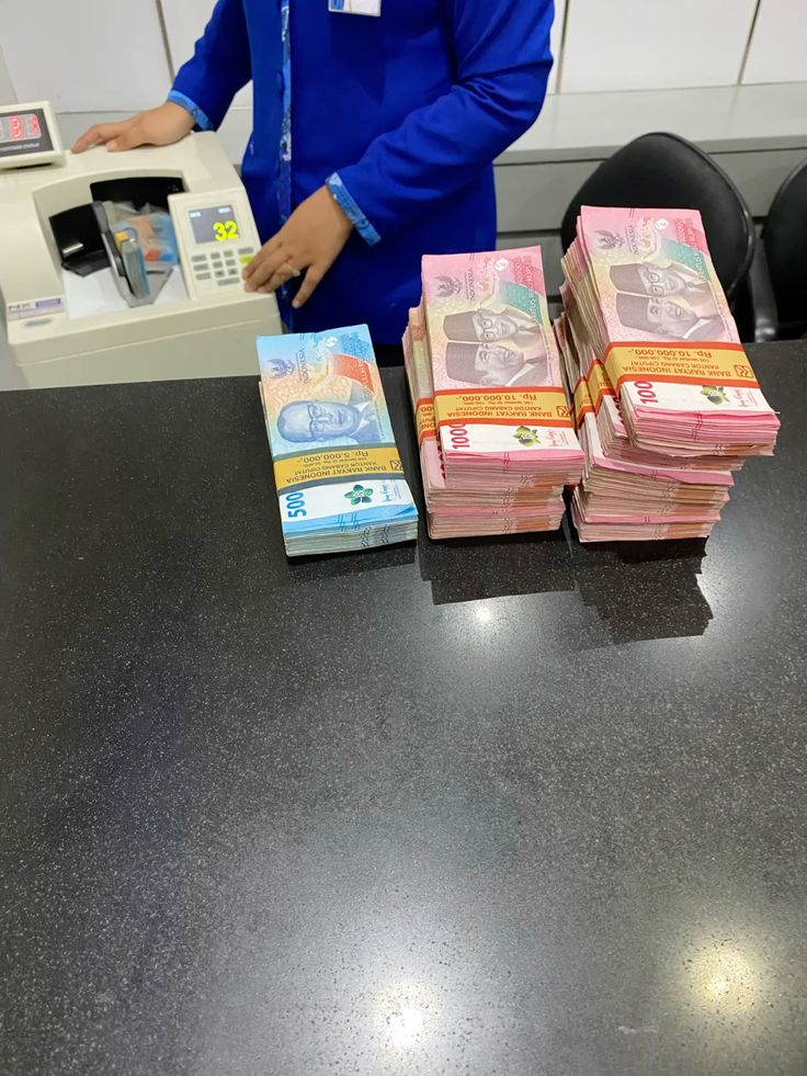 LoopPikiran's tweet photo. Anak SMA jual jasa joki tugas, omset ngalahin gaji ayahnya Anak SMA kelas 12 bikin usaha joki tugas online, omsetnya sebulan tembus 15 juta, lebih besar dari gaji bulanan ayahnya yang PNS

Pak Budi: "Kamu ini sekolah apa jualan jasa? Kok pesenan sampe segini banyak?"

Kevin: "Ini side income doang Pa, sekolah tetep jalan, cuma waktunya lebih diatur aja."