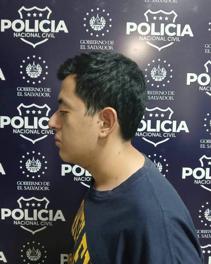 agentesazules's tweet photo. ASI FUE REALIZADA SU CAPTURA ❌

Capturamos a Cristian Stanley Mejía Guillén de 27 años, detenido por nuestros agentes en Cuscatlán Sur.

Fue capturado por el delito de conducción peligrosa de vehículo automotor, luego de que una prueba de alcoholemia registrara 31 grados de alcohol en aire espirado. 

El sujeto intentó darse a la fuga tras verse involucrado en el accidente que él ocasionó , pero fue localizado y detenido.