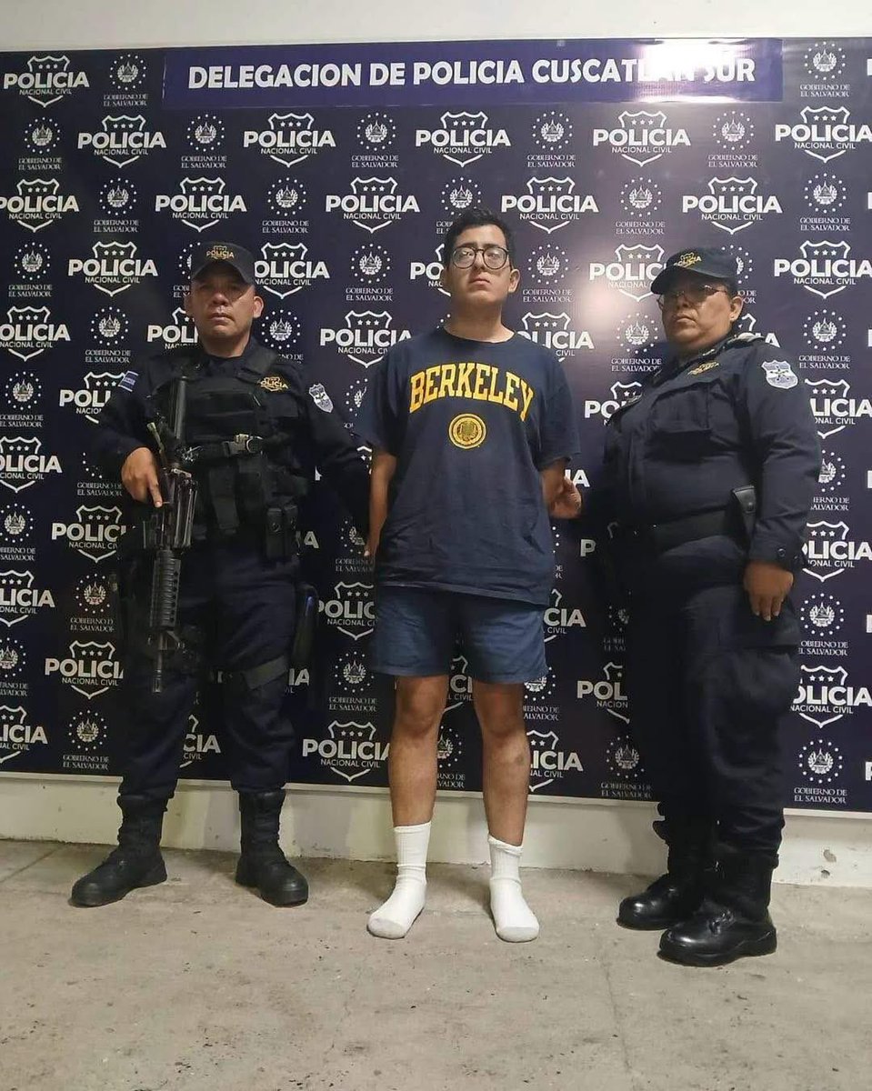 agentesazules's tweet photo. ASI FUE REALIZADA SU CAPTURA ❌

Capturamos a Cristian Stanley Mejía Guillén de 27 años, detenido por nuestros agentes en Cuscatlán Sur.

Fue capturado por el delito de conducción peligrosa de vehículo automotor, luego de que una prueba de alcoholemia registrara 31 grados de alcohol en aire espirado. 

El sujeto intentó darse a la fuga tras verse involucrado en el accidente que él ocasionó , pero fue localizado y detenido.