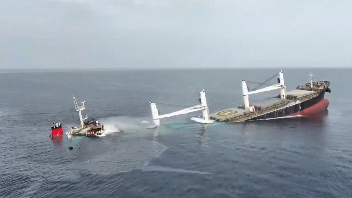 NavCom24's tweet photo. #BREAKING: Yemeni Houthis have attacked and sinked an Indian cargo ship. https://t.co/yj79Ceu10r