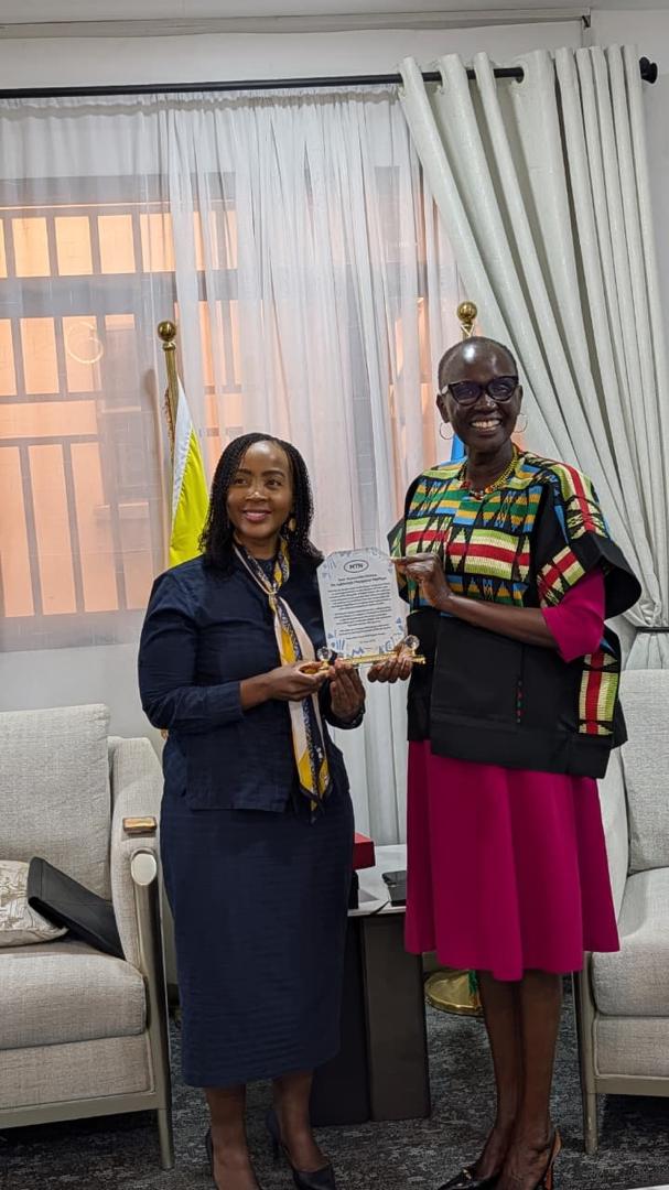 MTNSSD's tweet photo. CEO @MapsBodibe paid a courtesy visit to H.E. Dr. Labanya Margaret Mathya, Minister of Trade &amp; Industry, &amp; presented a commemorative plaque to congratulate her on her appointment. We look forward to partnering in advancing innovation, digital inclusion &amp; economic growth in 🇸🇸. https://t.co/qBHUL2Ha6k