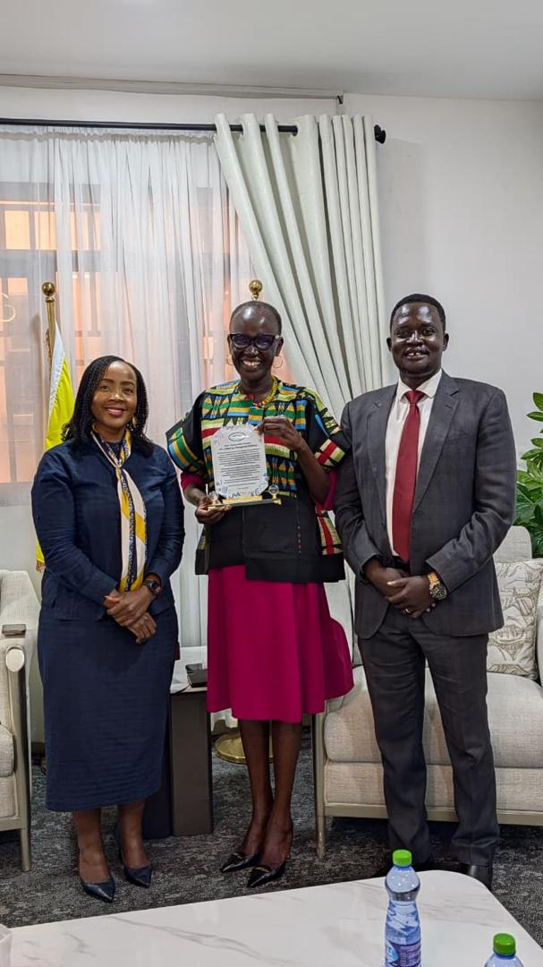 MTNSSD's tweet photo. CEO @MapsBodibe paid a courtesy visit to H.E. Dr. Labanya Margaret Mathya, Minister of Trade &amp; Industry, &amp; presented a commemorative plaque to congratulate her on her appointment. We look forward to partnering in advancing innovation, digital inclusion &amp; economic growth in 🇸🇸. https://t.co/qBHUL2Ha6k