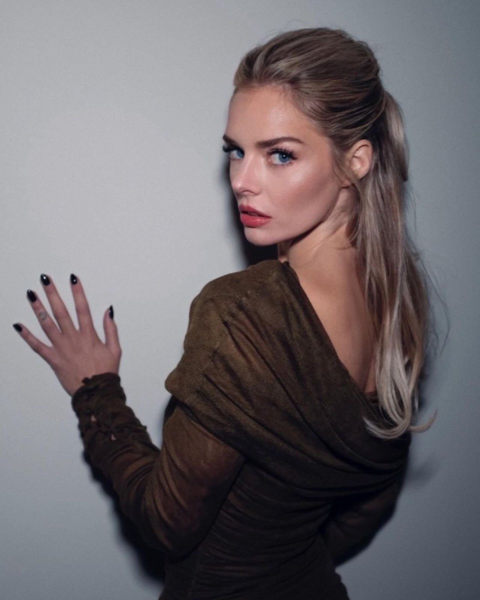 xsphyre's tweet photo. Samara Weaving with her long nose and ponytail i might geniunely die https://t.co/AP5bxydQHv