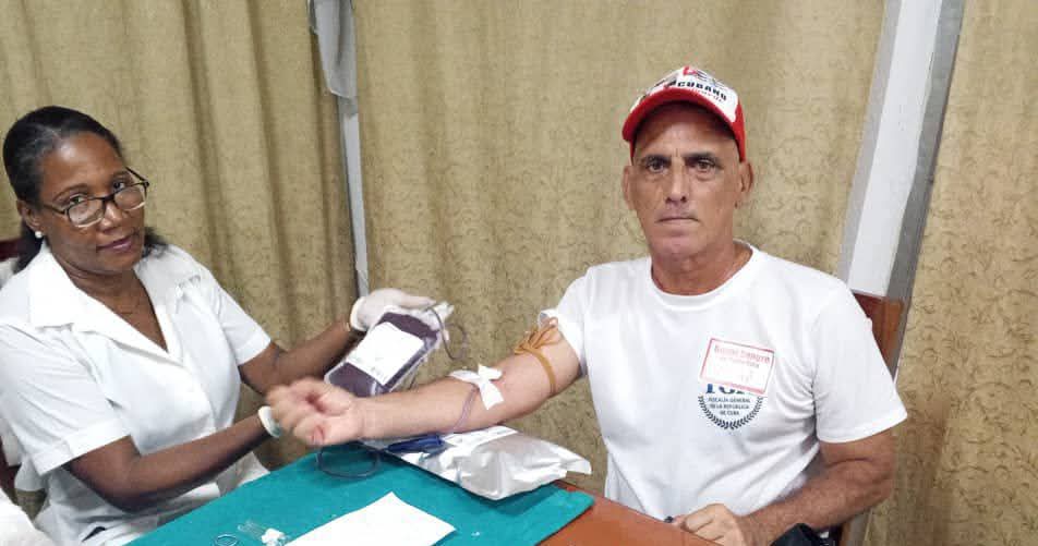 AdianisRoman's tweet photo. La Fiscalía Provincial de #SantiagoDeCuba a la vanguardia en las actividades por el centenario del Comandante en Jefe Fidel Castro Ruz.
#CienAñosConFidel
#CubaEstáFirme 
@LaCmkc @issita_01 @CMKC_Deportes @OscarRuano77827 https://t.co/3qrYvQCS7f