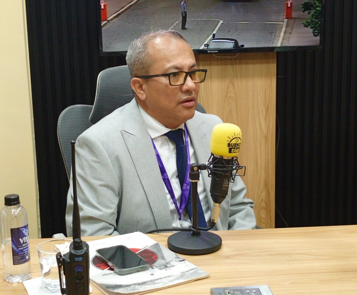 ecu911sambo's tweet photo. 📹🎤/ En el espacio informativo de #TvAgro, el jefe del @ECU911_ con jurisdicción en Los Ríos, @raulfalcont, dió a conocer los beneficios y el funcionamiento del aplicativo 🟣 #BotónVioletaECU911, una herramienta tecnológica creada para atender las emergencias de mujeres víctimas de violencia de género.

Durante la entrevista también se resaltó el trabajo que desarrolla el #ECU911 en la provincia para promover el uso de esta aplicación, mediante jornadas de capacitación y socialización en los 13 cantones de la provincia.
