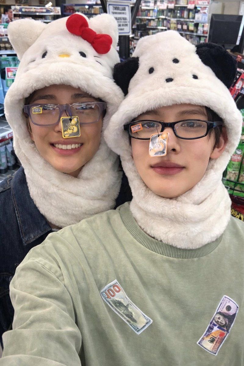 eomjuunsik's tweet photo. 레전드개꼴값커플 https://t.co/nhybTn5kMD
