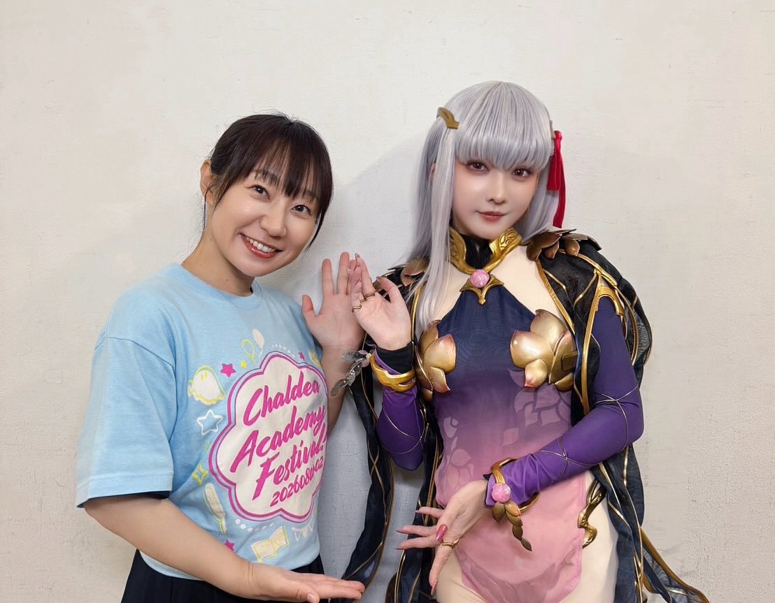 shitaya_noriko's tweet photo. ずっとお会いしたかったオフィシャルコスプレイヤーのカーマちゃんとお会いできました💕

本当にかわいくて、隣に立つのは勇気がいるけど🫣お写真を撮っていただきました！

火将ロシエルさんありがとうございました✨

#FGO
#FGOフェス
#FGO11周年 https://t.co/dFbEKZvQ5l