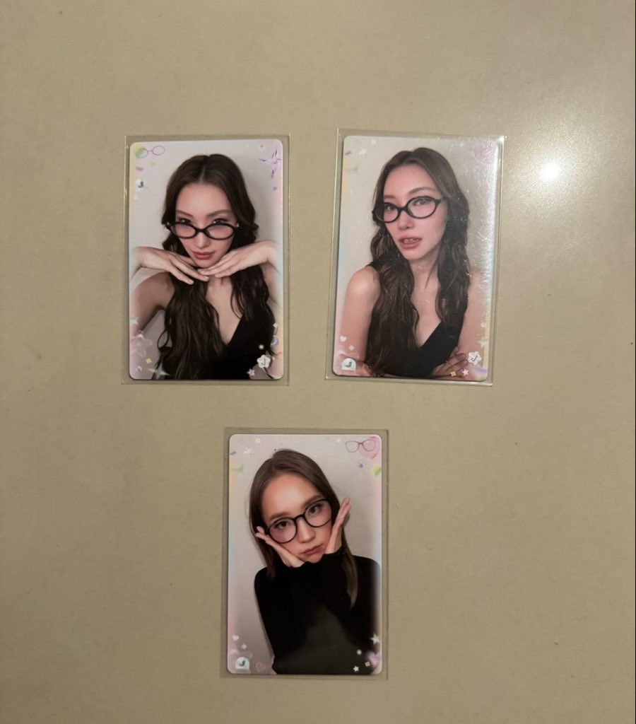 Coronacaxd's tweet photo. ปล่อยการ์ดคอล All eyes here วิ่งแลกแว่น 📌
สนใจใบไหนทักมาสอบถาม https://t.co/1xLt6ECrHn  ได้เลยค้าบบ
ค่าส่งเหมาา 40 -. 
5️⃣ ใบขึ้นไปส่งฟรี 
#ตลาดนัดgmmtv #การ์ดGMM #งานมหกรรมนิยายนานาชาติ2026xGMM https://t.co/iAWBvM30DM