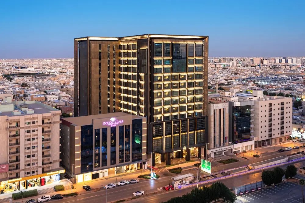Albahouu's tweet photo. قطاع الضيافة في السعودية يواصل تسجيل مؤشرات لافتة خلال الربع الأول من 2026؛ إذ بلغ إشغال الفنادق 60.8%.
ــ تصدرت المدينة المنورة إشغال الفنادق بـ82.5%، فيما سجلت نجران أعلى إشغال للشقق بـ60.2%.
ــ تجاوز عدد العاملين في القطاع 1.05 مليون، تتصدرهم منطقة الرياض بـ344.6 ألف مشتغل. https://t.co/k9nH9xLcEp