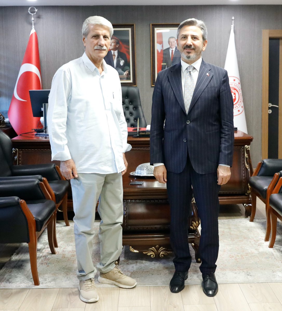 AhmetAYDIN_02's tweet photo. Adıyaman Gazeteciler ve Medyacılar Cemiyeti Başkanı Sayın Fadlı Doğan ile kıymetli hemşehrimiz Mustafa Özsayın’ı Bakanlığımızda misafir ettik.

Adıyaman’ımızın gündemine, şehrimizin gelişimine ve ortak çalışma alanlarına ilişkin verimli bir hasbihâl gerçekleştirdik.

Nazik ziyaretleri dolayısıyla kendilerine teşekkür ediyor, çalışmalarında muvaffakiyetler diliyorum.