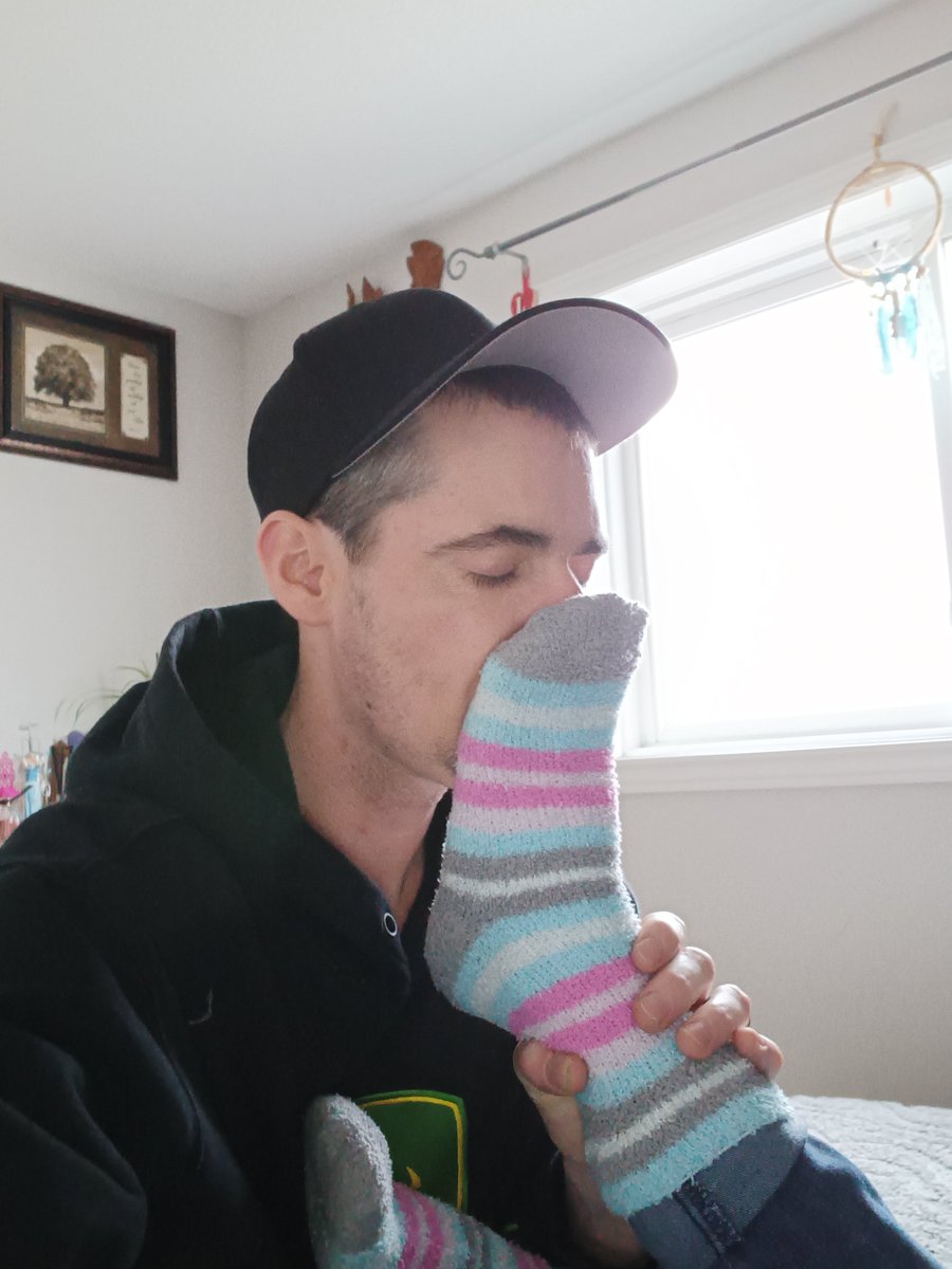 fuzzysockboy's tweet photo. Fuzzy sock fetish
#fuzzysocks #fuzzysockfetish #smellysocks
Sniffing the wife's smelly fuzzy socked feet https://t.co/5AMgIohCSB