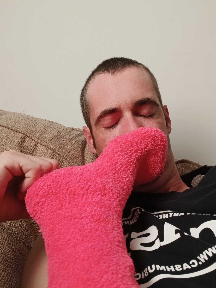 fuzzysockboy's tweet photo. Fuzzy sock fetish
#fuzzysocks #fuzzysockfetish #smellysocks
Sniffing the wife's smelly fuzzy socked feet https://t.co/5AMgIohCSB