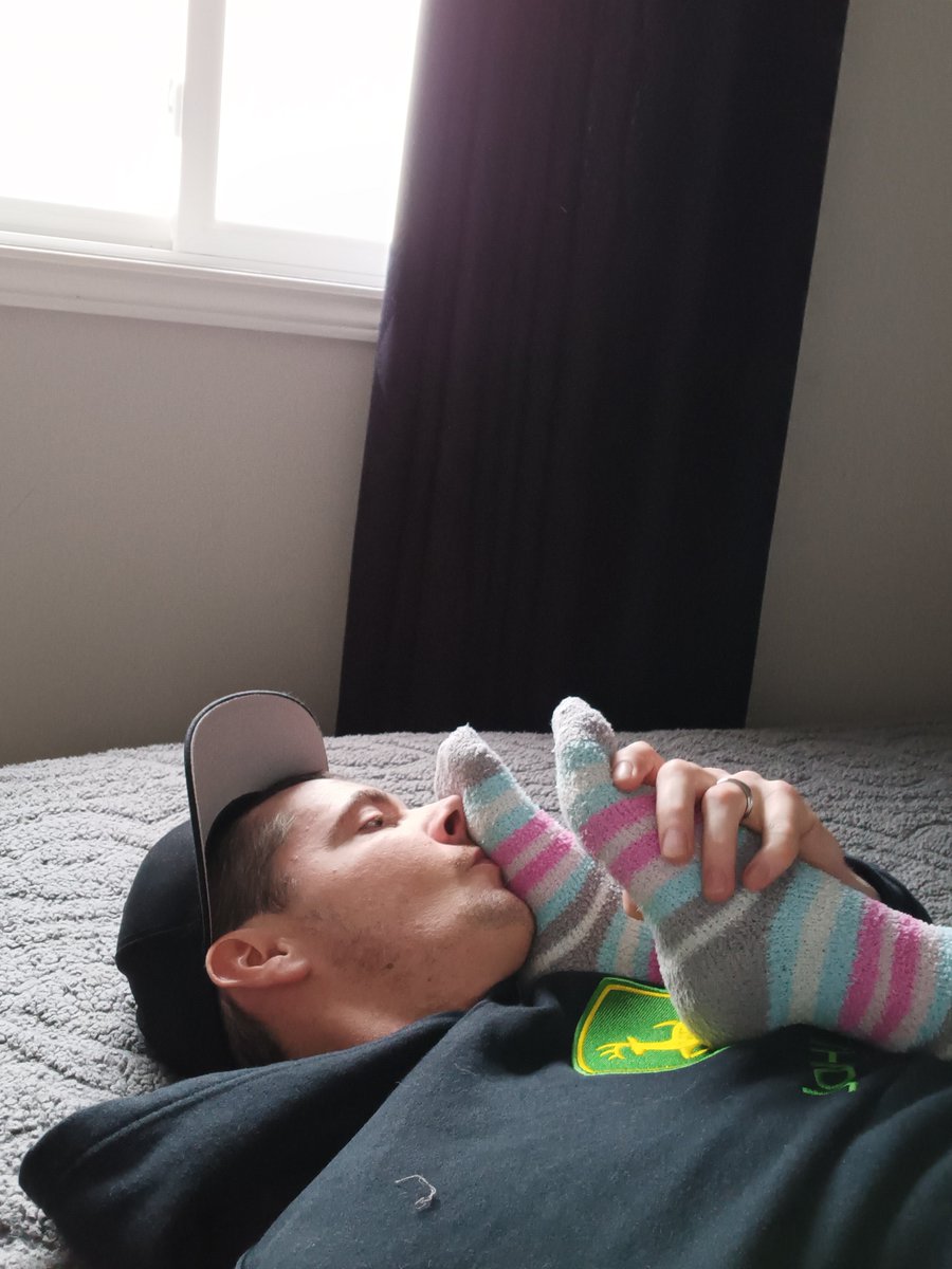 fuzzysockboy's tweet photo. Fuzzy sock fetish
#fuzzysocks #fuzzysockfetish #smellysocks
Sniffing the wife's smelly fuzzy socked feet https://t.co/5AMgIohCSB