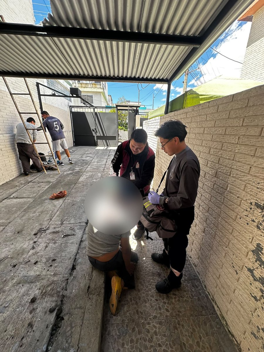 istcre's tweet photo. #ReporteDeAtenciónISTCRE 🚑

La ambulancia Alfa 02 atendió a un paciente que sufrió una caída desde aproximadamente el doble de su altura. Tras la estabilización e inmovilización, fue trasladado a una casa de salud por un traumatismo en la cabeza.

#ISTCRE #ECU911 #Emergencias https://t.co/sSZIT2HLob