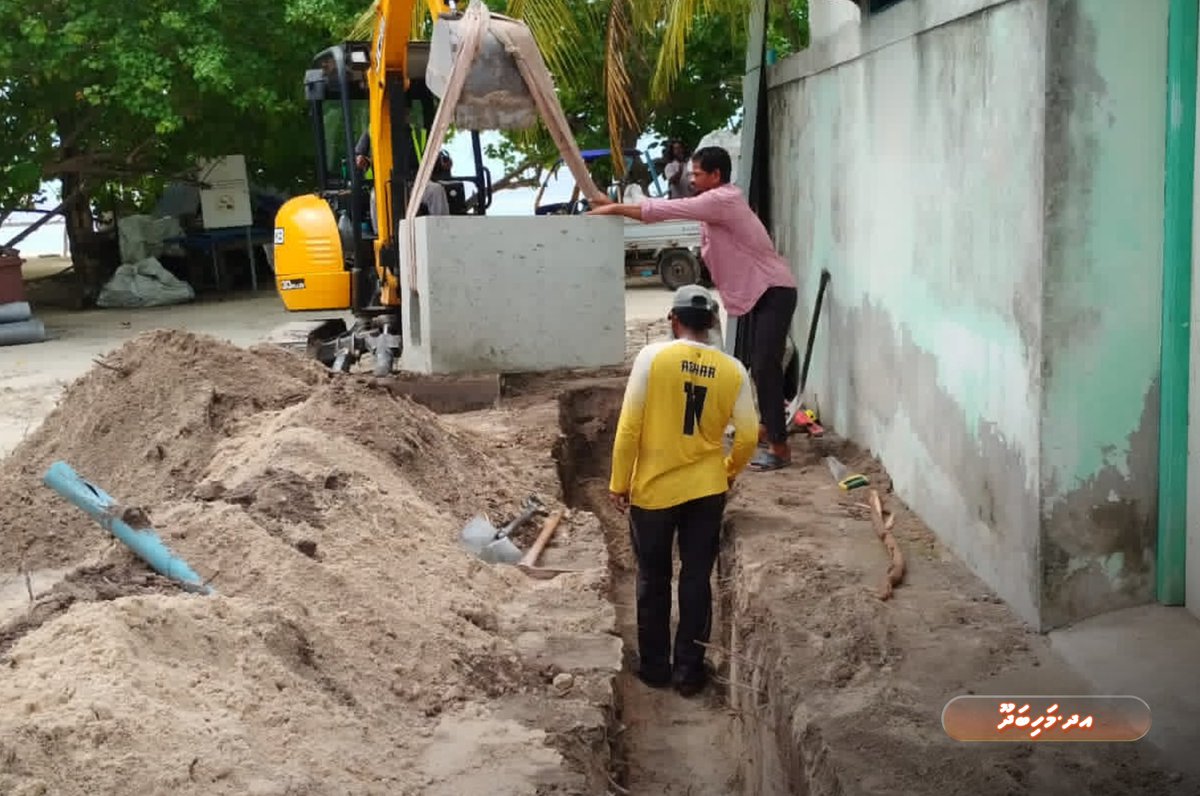rdcmaldives's tweet photo. ޕަބްލިކް ސެކްޓަރ އިންވެސްޓްމަންޓް ޕްރޮގްރާމްގެ ދަށުން އދ. މަހިބަދޫގެ މަގުތައް ޒަމާނީ ފެންވަރަށް ތަރައްޤީ ކުރުމުގެ މަޝްރޫޢުގެ ދަށުން، ކޭބަލް ޖަންކްޝަންތައް ބެހެއްޓުމުގެ މަސައްކަތް މިހާރު ދަނީ ކުރަމުން.
#TeamRDC https://t.co/gnguQoyOgy