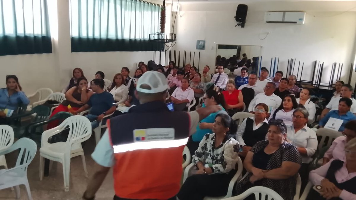 Riesgos_Ec's tweet photo. 📍#ElOro | #Machala

Fortalecemos la cultura de prevención en la comunidad educativa.

Capacitamos a docentes de la Unidad Educativa Colegio Machala en gestión de riesgos, actuación ante sismos, procedimientos de evacuación y el Sistema de Alerta Temprana (SAT) para Tsunami. https://t.co/jhLvcLFDNv