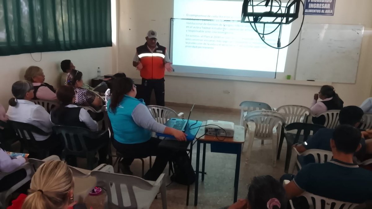 Riesgos_Ec's tweet photo. 📍#ElOro | #Machala

Fortalecemos la cultura de prevención en la comunidad educativa.

Capacitamos a docentes de la Unidad Educativa Colegio Machala en gestión de riesgos, actuación ante sismos, procedimientos de evacuación y el Sistema de Alerta Temprana (SAT) para Tsunami. https://t.co/jhLvcLFDNv