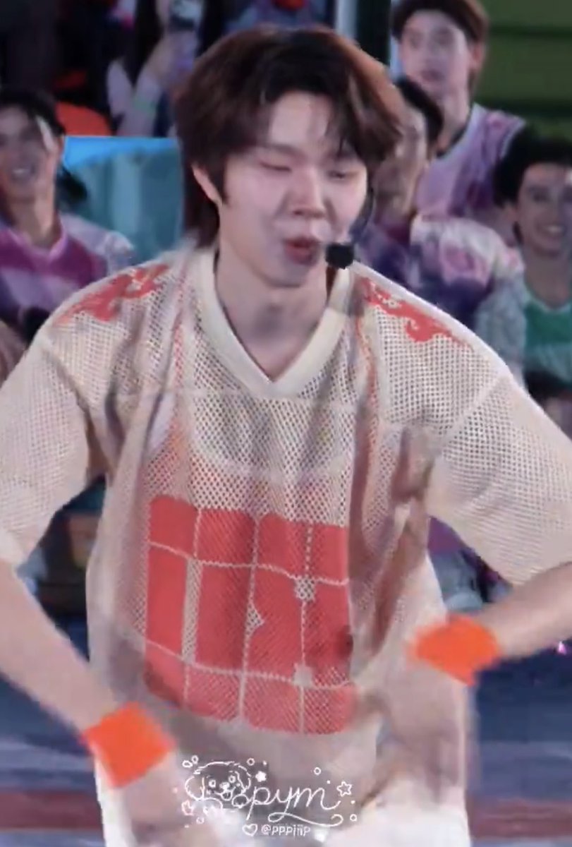 mynymild_'s tweet photo. กุตรายยย ตรายแบบจมูกบานหน้าเบี้ยวด้วย ไม่ว่าจะมุมกล้องไหนพี่เสื้อเขียวข้างหลังก็มองลูกฉันไม่วางตา ยิ้มเป้ยๆ กล้องจับโดนตลอด  รักน้องมากแหละสายตาคือคำตอบล้ะ เออๆรู้กันเว้ย 🌚🌝 https://t.co/iVOSQiTPrA