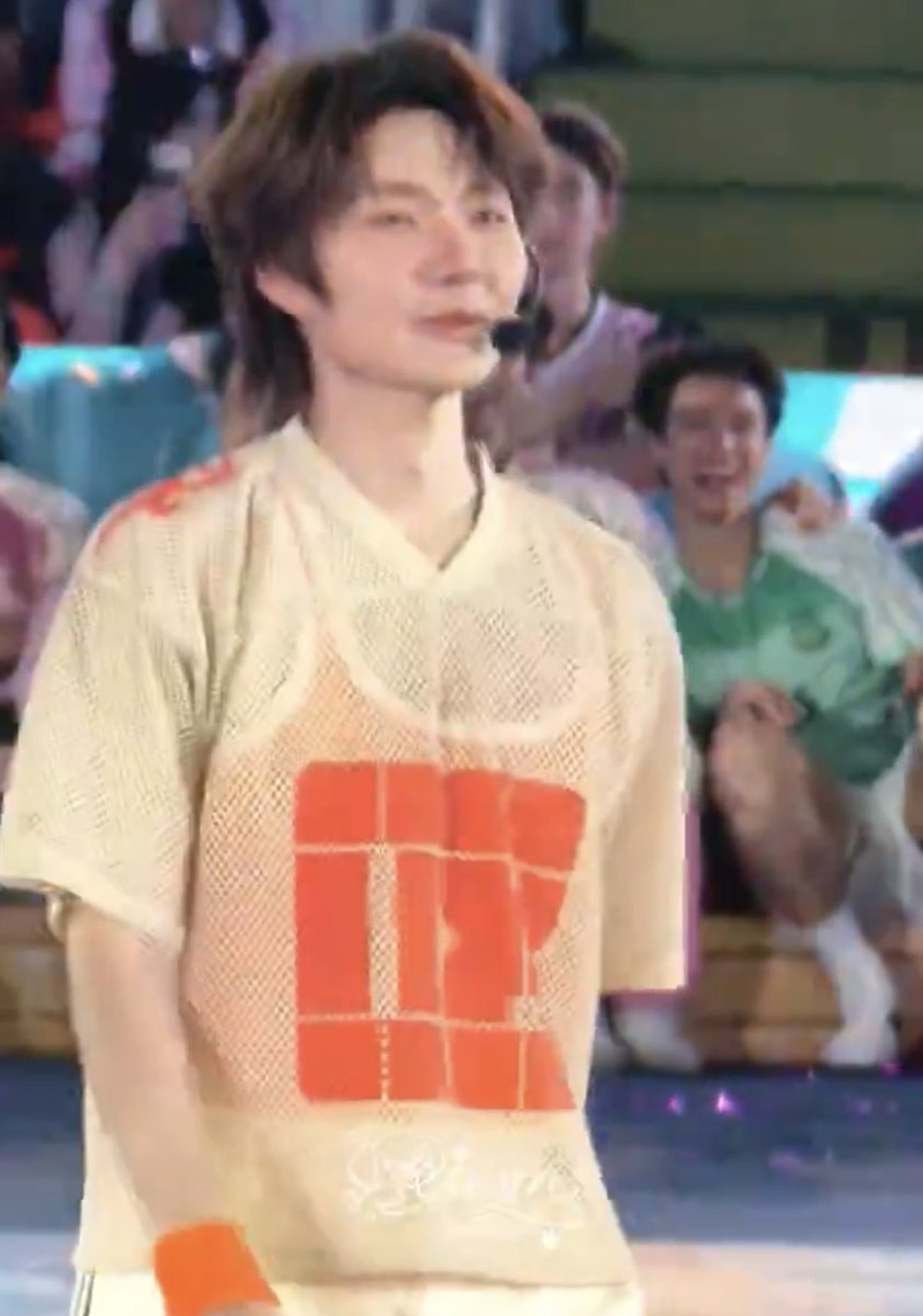 mynymild_'s tweet photo. กุตรายยย ตรายแบบจมูกบานหน้าเบี้ยวด้วย ไม่ว่าจะมุมกล้องไหนพี่เสื้อเขียวข้างหลังก็มองลูกฉันไม่วางตา ยิ้มเป้ยๆ กล้องจับโดนตลอด  รักน้องมากแหละสายตาคือคำตอบล้ะ เออๆรู้กันเว้ย 🌚🌝 https://t.co/iVOSQiTPrA