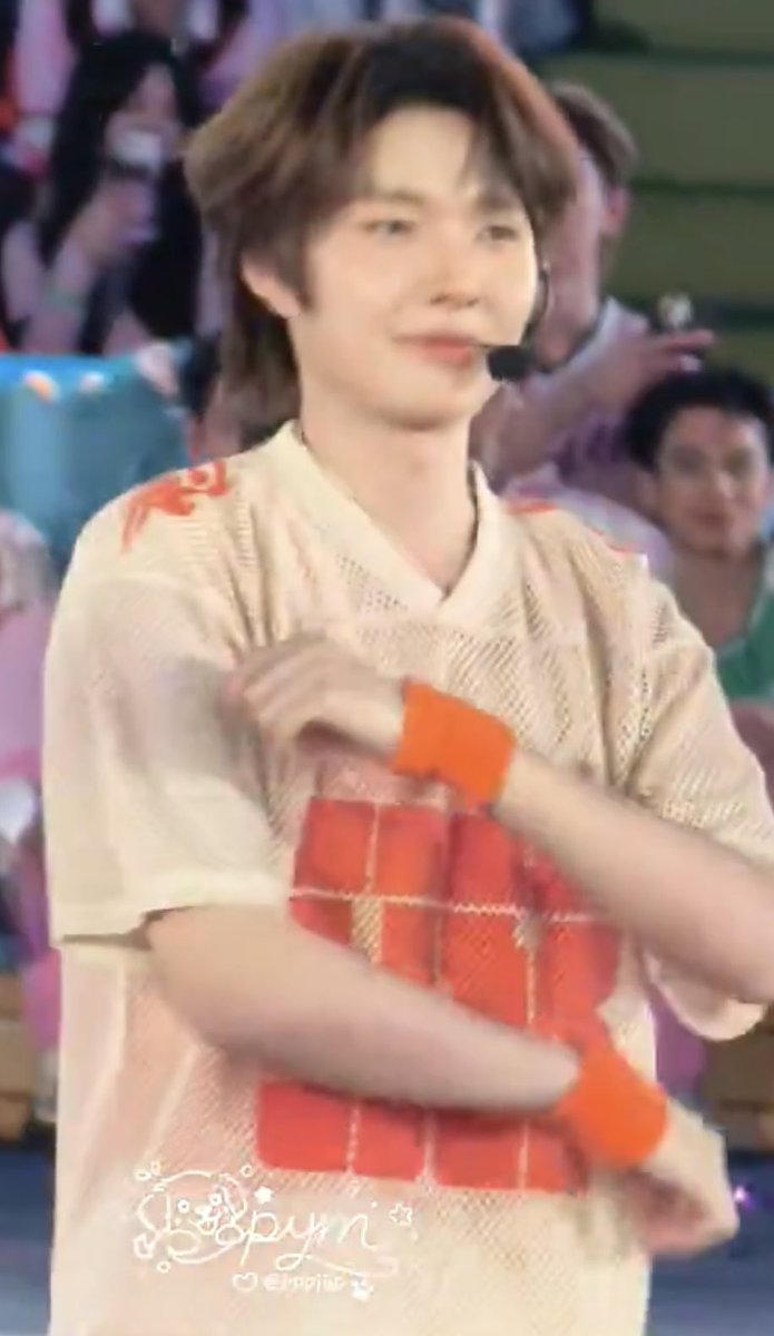 mynymild_'s tweet photo. กุตรายยย ตรายแบบจมูกบานหน้าเบี้ยวด้วย ไม่ว่าจะมุมกล้องไหนพี่เสื้อเขียวข้างหลังก็มองลูกฉันไม่วางตา ยิ้มเป้ยๆ กล้องจับโดนตลอด  รักน้องมากแหละสายตาคือคำตอบล้ะ เออๆรู้กันเว้ย 🌚🌝 https://t.co/iVOSQiTPrA