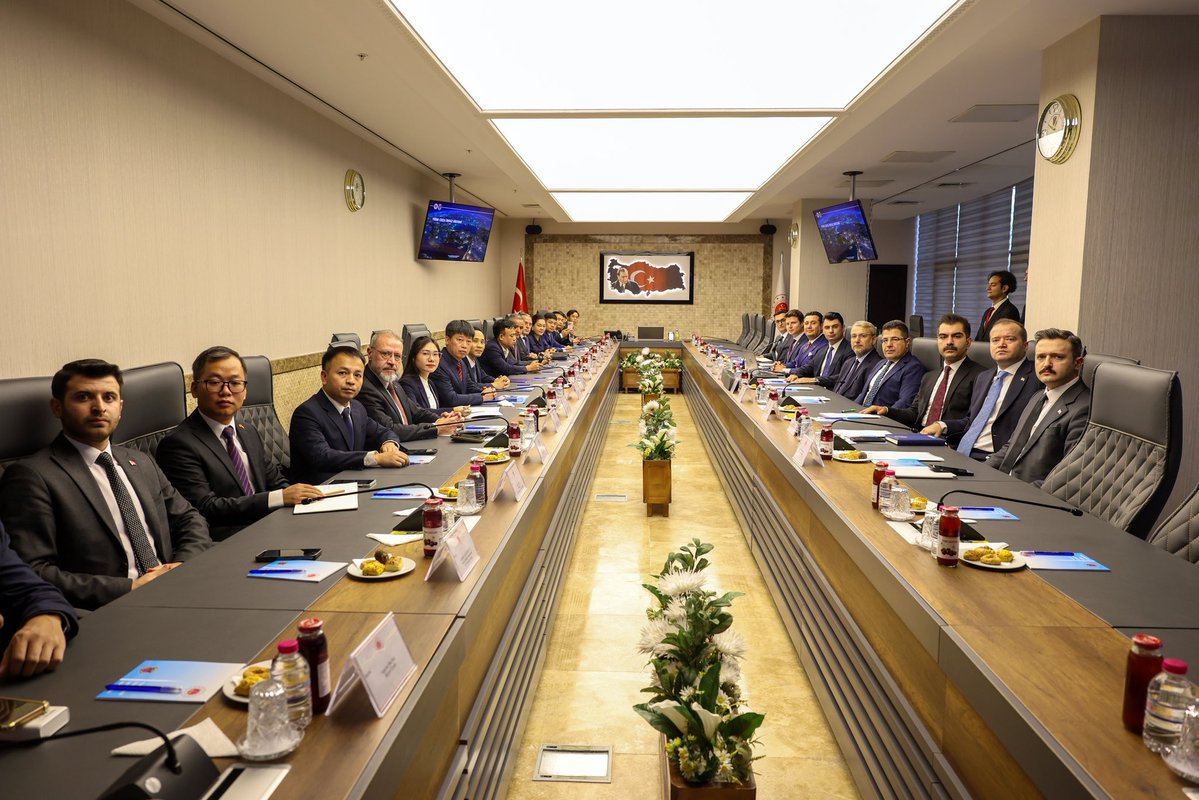 ctekurumsal's tweet photo. Genel Müdürümüz Çelebi Yılmaz, Vietnam Kamu Güvenliği Bakanlığı, Ceza İnfaz Kurumlarından Sorumlu Genel Müdür Tümgeneral Sayın Nguyen Van Long ve beraberindeki heyeti Genel Müdürlüğümüzde misafir etti.

Genel Müdürlük yöneticilerimizin de katıldığı toplantıda konuk heyete; Türk ceza infaz sisteminin güvenlik, sağlık, eğitim, iyileştirme, meslek edindirme ve psiko-sosyal destek hizmetlerini bütüncül bir anlayışla ele alan yapısı ile denetimli serbestlik alanındaki uygulamalar hakkında kapsamlı bilgi sunuldu.

Toplantının ardından konuk heyete, Türk ceza infaz hizmetlerinde kullanılan yenilikçi teknolojik sistemler yerinde tanıtıldı.