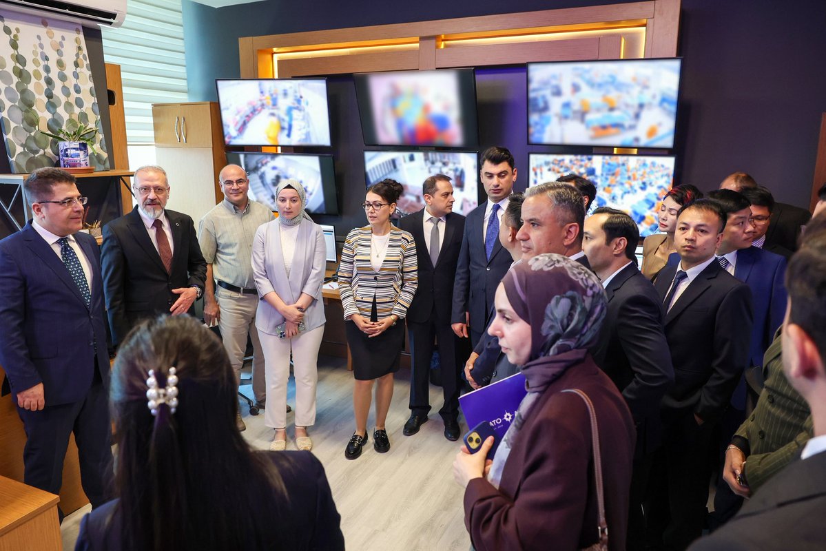 ctekurumsal's tweet photo. Genel Müdürümüz Çelebi Yılmaz, Vietnam Kamu Güvenliği Bakanlığı, Ceza İnfaz Kurumlarından Sorumlu Genel Müdür Tümgeneral Sayın Nguyen Van Long ve beraberindeki heyeti Genel Müdürlüğümüzde misafir etti.

Genel Müdürlük yöneticilerimizin de katıldığı toplantıda konuk heyete; Türk ceza infaz sisteminin güvenlik, sağlık, eğitim, iyileştirme, meslek edindirme ve psiko-sosyal destek hizmetlerini bütüncül bir anlayışla ele alan yapısı ile denetimli serbestlik alanındaki uygulamalar hakkında kapsamlı bilgi sunuldu.

Toplantının ardından konuk heyete, Türk ceza infaz hizmetlerinde kullanılan yenilikçi teknolojik sistemler yerinde tanıtıldı.