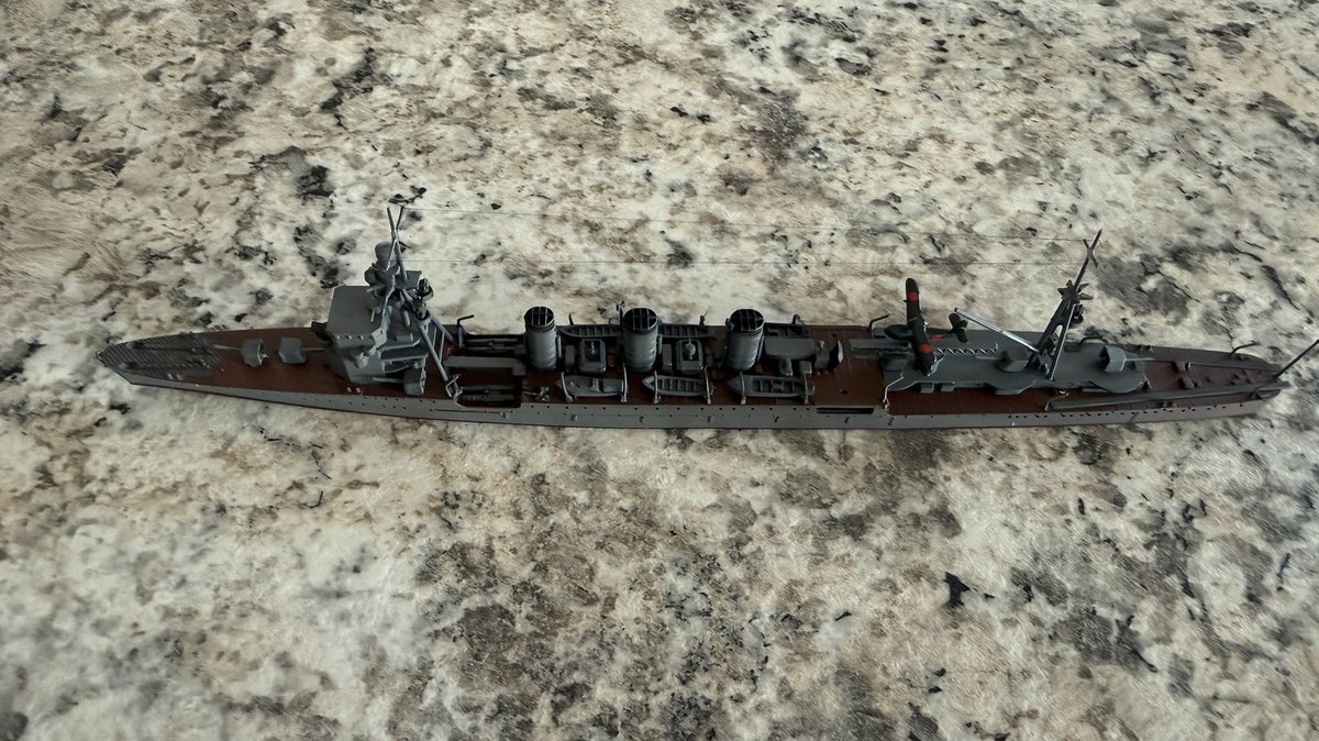 JmanuelItaly's tweet photo. The 1/700 scale Kinu is finally complete. I tried to do some rigging, but didn’t realize how much of a hassle it would be in this scale, so I only did two lines. With Kinu done, I’m now only missing Natori, Isuzu, and Yura, then I’ll have the full class. https://t.co/UJDtdgn6gw