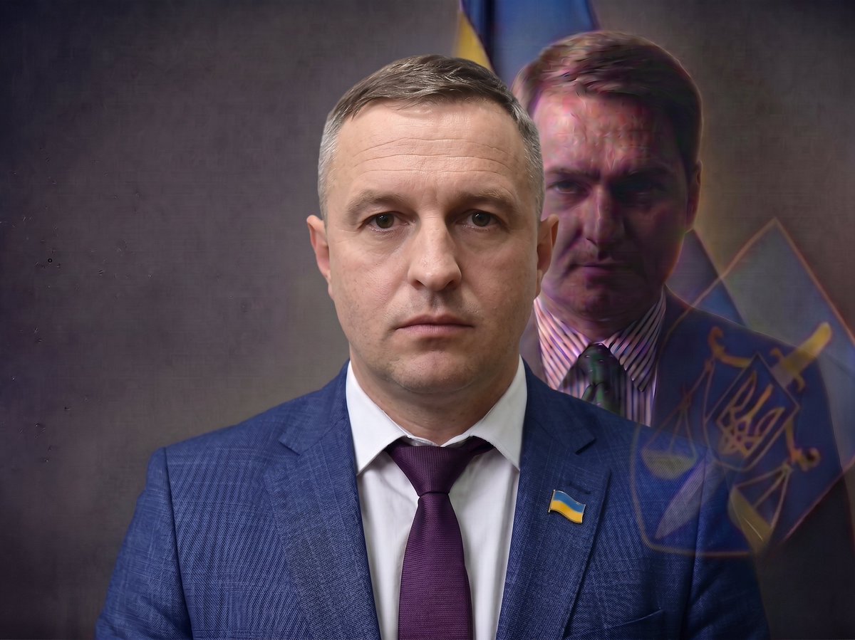 zer0corruption_'s tweet photo. Давненько не розповідали про обласних прокурорів, яких  без конкурсу призначив генпрокурор Зеленського. Знайомтесь, Антон Ковальський, очільник Хмельницької обласної прокуратури. 

Після скандалу навколо прокурорів з інвалідностями, який почався якраз з Хмельниччини, були очікування, що новим очільником тамтешньої прокуратури стане людина з бездоганною репутацією. 

Але, як ви розумієте, ці очікування були марними. Нижче наш профайл на прокурора Ковальського. 

📌 За класикою жанру, більшість майна записана на родичів, а дружина є успішною бізнесвумен. 

З 2011, тобто з моменту купівлі, і до 2022 року прокурор їздив на автівці, яка була записана на брата. 

З 2018 року Ковальський та його родина користувались квартирою у Вінниці площею 79 квадратів. Квартирою, яка записана на матір, одразу після придбання користувалась родина прокурора. Тобто фактично вона купувалась саме для потреб сім’ї прокурора.

Водночас є питання щодо джерела походження коштів у матері, яка працювала в психоневрологічній лікарні. У 2019 році її доходи без оподаткування склали 51 тисяча грн; у 2020 – 72 тисячі грн; у 2021 – 122,5 тисяч грн. 

Заощаджень за ті роки не було, тому неясно як з такими доходами можна було купити квартиру.

📌 Тепер про дружину, яка народилась у рф. З 2019 року на неї записаний новий Nissan Qashqai. Але у різних деклараціях вказана різна ціна цього авто. 

У березні 2023 року дружина Ковальського Оксана стала ФОПом. Причому досить успішним. Адже за нецілий перший рік отримала дохід в 5,2 млн грн. Тобто, якщо вірити задекларованому, то продаж спортивного харчування дозволяв заробляти понад 500 тисяч грн на місяць. 

Враховуючи специфіку бізнесу, виникають сумніви щодо такого високого доходу дружини на старті підприємницької діяльності.

📌 Далі про заступників Ковальського. Одним із його заступників є Максим Кутерга. Судячи з розслідування @HromadskeUA, у 2019 році він не пройшов атестацію і був звільнений з прокуратури. 

Втім, у 2020 році поновився через ОАСК і вибив понад 300 тисяч грн компенсації. Далі отримав посвідчення адвоката, працюючи у структурі з явним татарівським слідом. 

Лише за 2024 рік Кутерга і його дружина набули майна приблизно на 325 тисяч доларів (понад 13 млн грн). Теща Кутерги придбала три об’єкти нерухомості, працюючи завідувачкою аптеки. 

А ще є тесть Кутерги, який отримав підозри від НАБУ, втік з України до рф і був заочно засуджений за колабораціонізм до 8 років тюрми. 

А як вам інший підлеглий, прокурор Хмельницької обласної прокуратури Антон Вендель, якого нещодавно звільнили через акаунт на OnlyFans? Причому частину своїх відео він знімав у службовому кабінеті і надсилав співробітницям суду. 

❗ Ось чому ми вимагаємо повернення прозорих конкурсів на посади керівників обласних прокуратур, щоб практика ручних призначень "своїх людей" пішла в минуле. 

Наразі система дозволяє призначати очільників обласних прокуратур фактично в ручному режимі, через що на посади потрапляють такі, як Ковальський.

Більше про прокурора Ковальського: https://t.co/RfZ8NW2FU4