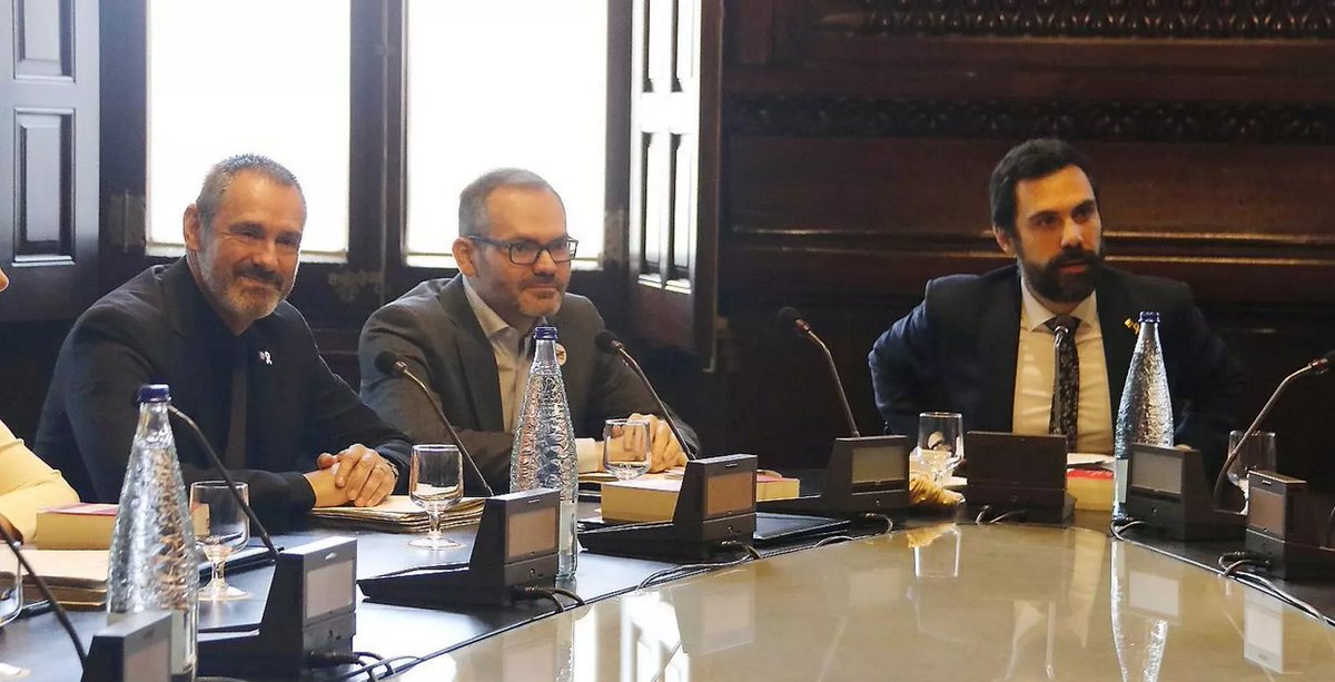 meritxellbrown's tweet photo. Campdepadrós deixa Junts, Josep Costa fent de tuitaire i el cagabandúrries de la barba fundant Dualys, que defensa la conversió d’Espanya, repeteixo, ESPANYA, en una potència industrial i tecnològica militar.

D'aquella mesa de trilers del Parlament no en queda ni un bolígraf. https://t.co/p8jsmRXNPt