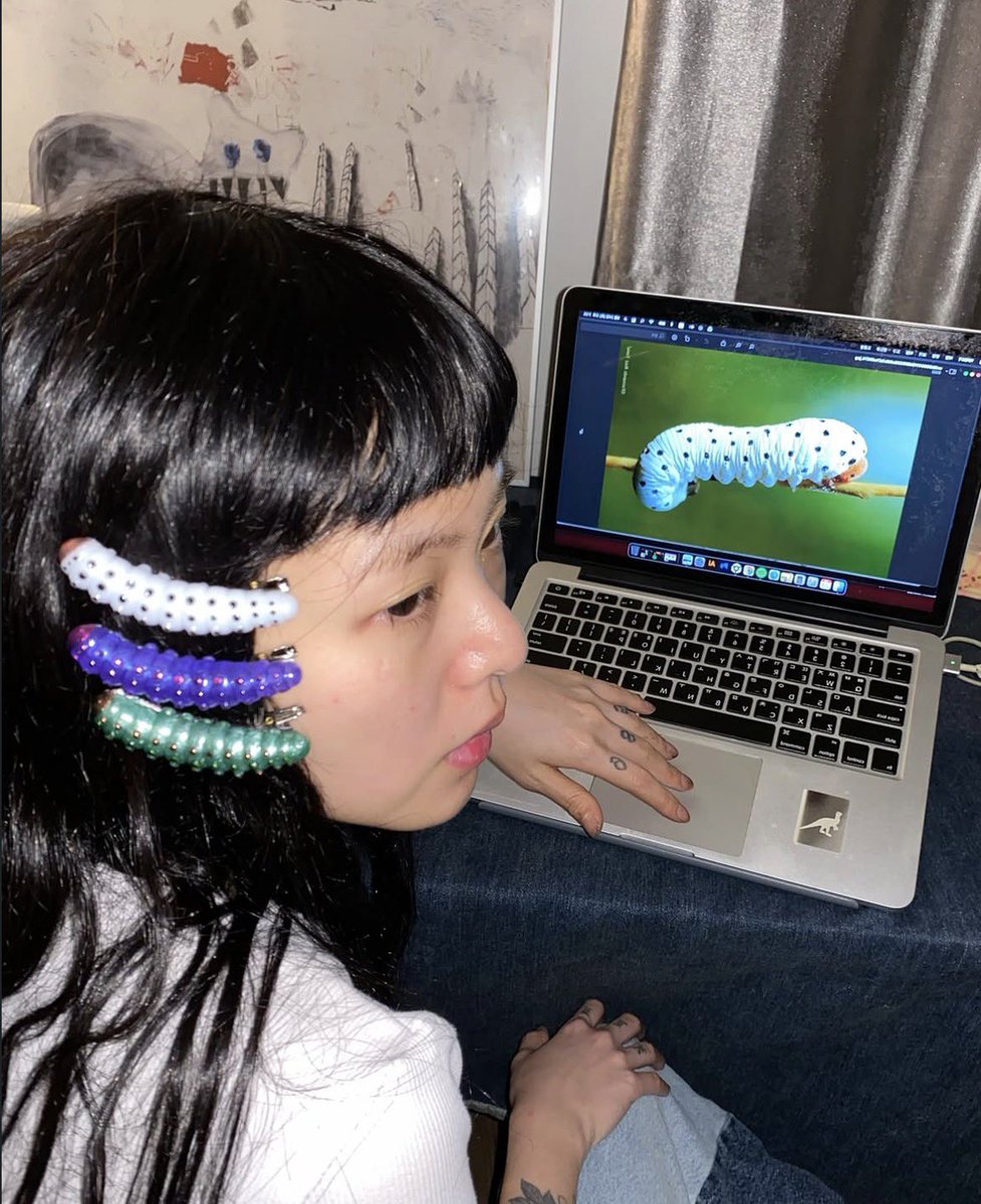 likeafantasy__'s tweet photo. ILLIT’s ‘I Got Your Back’ music video accessories were handmade and designed by the indie brand, ‘pipikev’ (the designer goes by they/them) 🩵

(@/pipikev.asia on insta) https://t.co/jaouFuf1z5