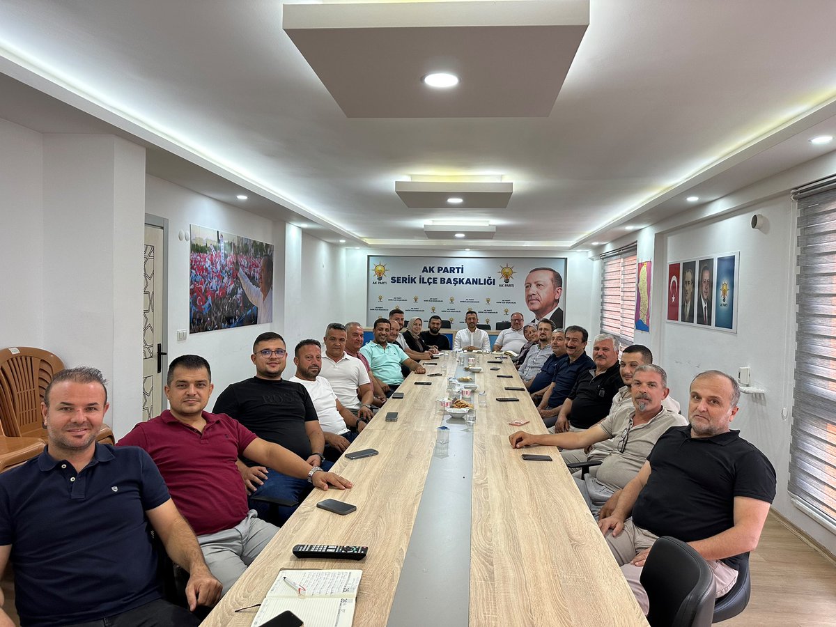 ahmetsoker7's tweet photo. Haftalık Olağan İlçe Yönetim Kurulu Toplantımızı; İlçe Koordinatörümüz Cafer Doğrukan (@caferdogrukan) ve teşkilatımızın katılımlarıyla gerçekleştirdik.

Toplantımızda teşkilat çalışmalarımızı değerlendirirken, ilçemize yönelik devam eden hizmetleri ve önümüzdeki döneme ilişkin hedeflerimizi istişare ettik.

AK kadrolarımızla Serik’imiz için durmadan çalışmaya, üretmeye ve hizmet etmeye devam edeceğiz. 

@alicetin_07 
#HepBirlikteSerik