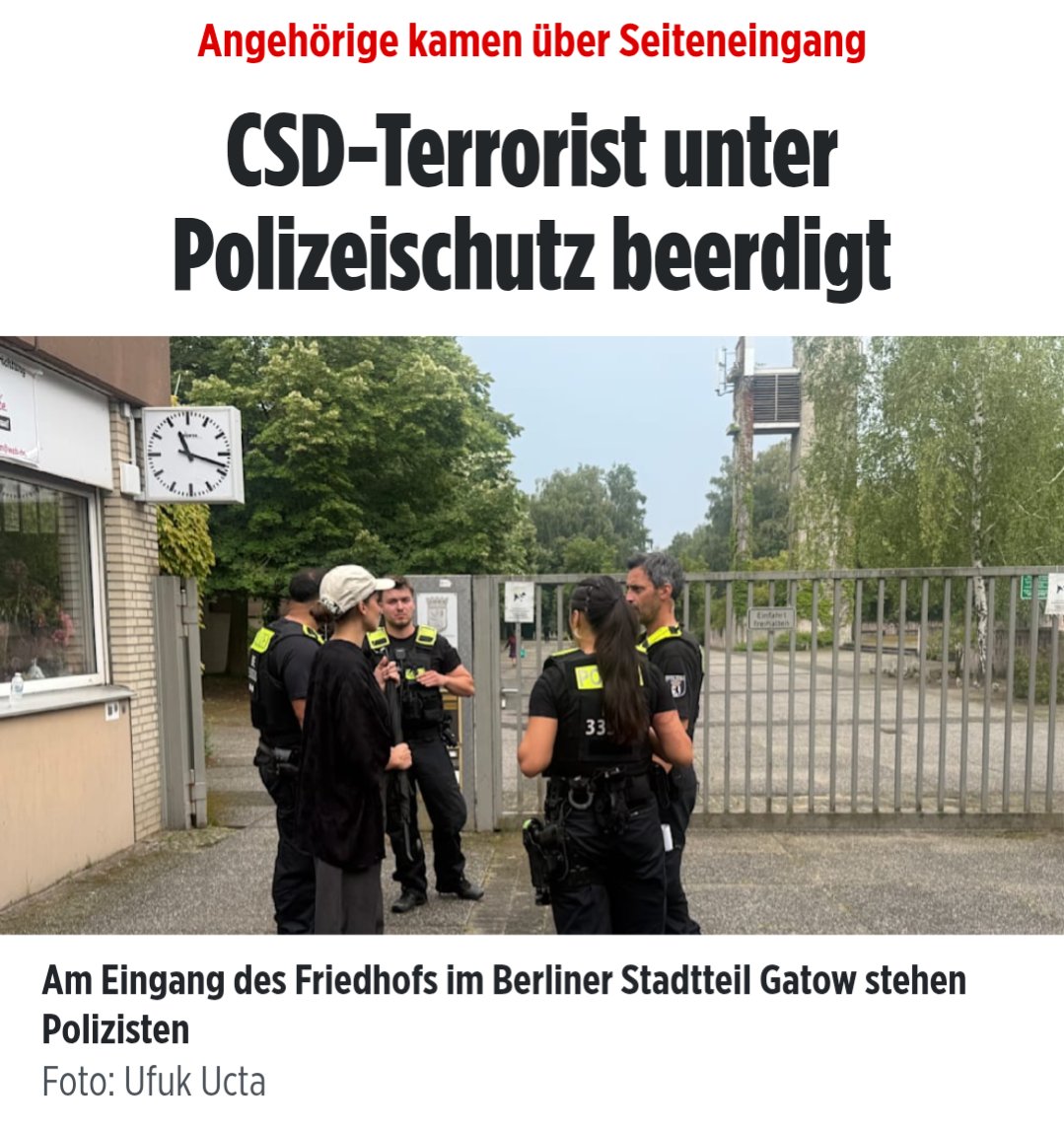 Raeubertochtah's tweet photo. Der am 26. Juli von der Polizei erschossene #CSDTerrorist Abdul Ballout wurde am Dienstag auf einem Friedhof mit muslimischem Bereich in Berlin-Gatow unter massivem Polizeischutz beerdigt.  

Nur Familienmitglieder und Freunde des Vaters waren am Grab anwesend. Sie kamen in drei Autos und wurden von der Polizei über einen Seiteneingang auf das Gelände gelassen. Die Polizei riegelte den Friedhof ab, kontrollierte Fahrzeuge, verwies Journalisten und patrouillierte. Nach der Bestattung blieb ein Polizeibus am Grab. Angehörige und Friedhofsverwaltung wollten keine Presse.  

Ballout hatte am 25. Juli im Namen des IS mit einem Transporter gezielt Teilnehmer des #CSD im Tiergarten überfahren, war gegen einen Baum geprallt und hatte dann mit einer Machete weiter zugestochen. Eine Frau starb, mindestens 31 Menschen wurden zum Teil lebensgefährlich verletzt.  

Im März war er wegen des Versuchs, sich dem IS in Syrien anzuschließen, verurteilt worden. Der Richter setzte die Strafe jedoch zur Bewährung aus und ließ ihn frei, nachdem Ballout behauptet hatte, dem IS abgeschworen zu haben. Ein Deradikalisierungskurs sollte ihn von einem Anschlag abhalten.