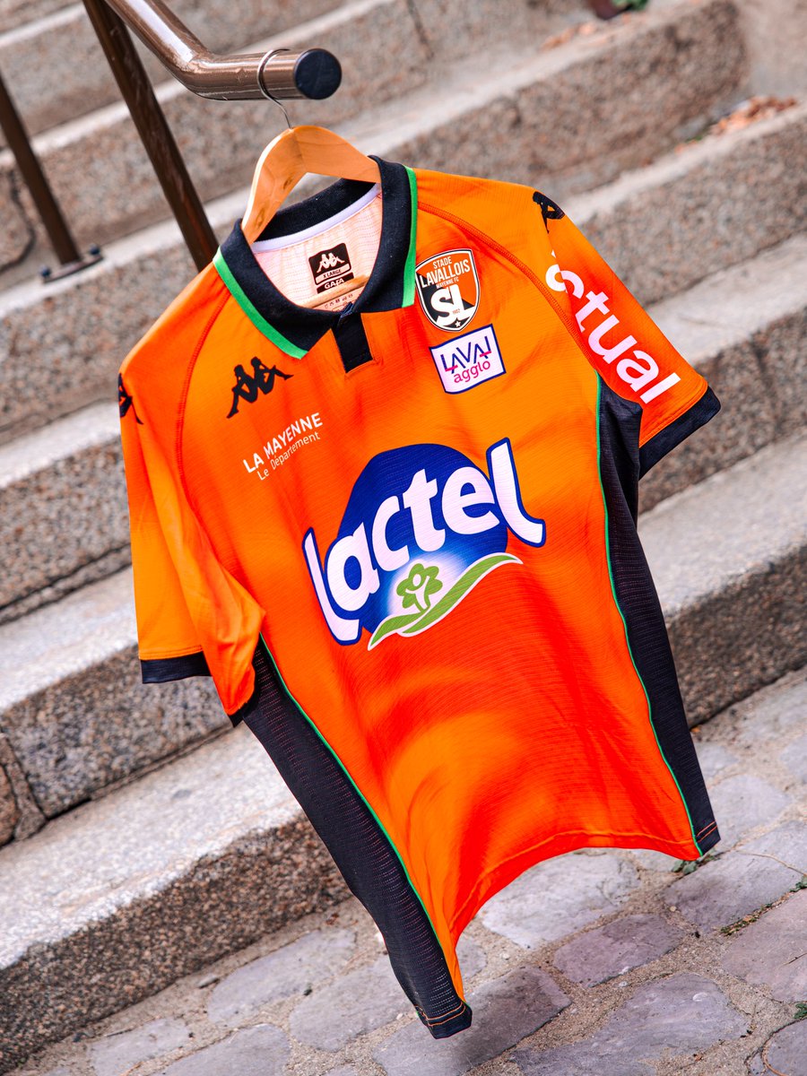 stadelavallois's tweet photo. 👕 Notre nouveau 𝐦𝐚𝐢𝐥𝐥𝐨𝐭 𝐝𝐨𝐦𝐢𝐜𝐢𝐥𝐞 pour la saison 2026/27, photographié là où il est né : dans les rues de 𝐋𝐚𝐯𝐚𝐥, sur sa pierre, au bord de la 𝐌𝐚𝐲𝐞𝐧𝐧𝐞. 🟠⚫️

@KappaFrance 🤝

#SouriezCestduFootCestLaval https://t.co/JdPN0LoH8M