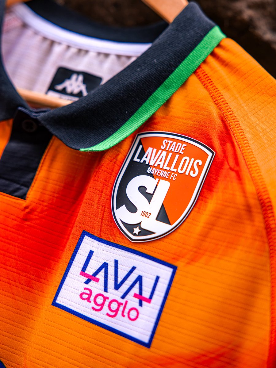 stadelavallois's tweet photo. 👕 Notre nouveau 𝐦𝐚𝐢𝐥𝐥𝐨𝐭 𝐝𝐨𝐦𝐢𝐜𝐢𝐥𝐞 pour la saison 2026/27, photographié là où il est né : dans les rues de 𝐋𝐚𝐯𝐚𝐥, sur sa pierre, au bord de la 𝐌𝐚𝐲𝐞𝐧𝐧𝐞. 🟠⚫️

@KappaFrance 🤝

#SouriezCestduFootCestLaval https://t.co/JdPN0LoH8M