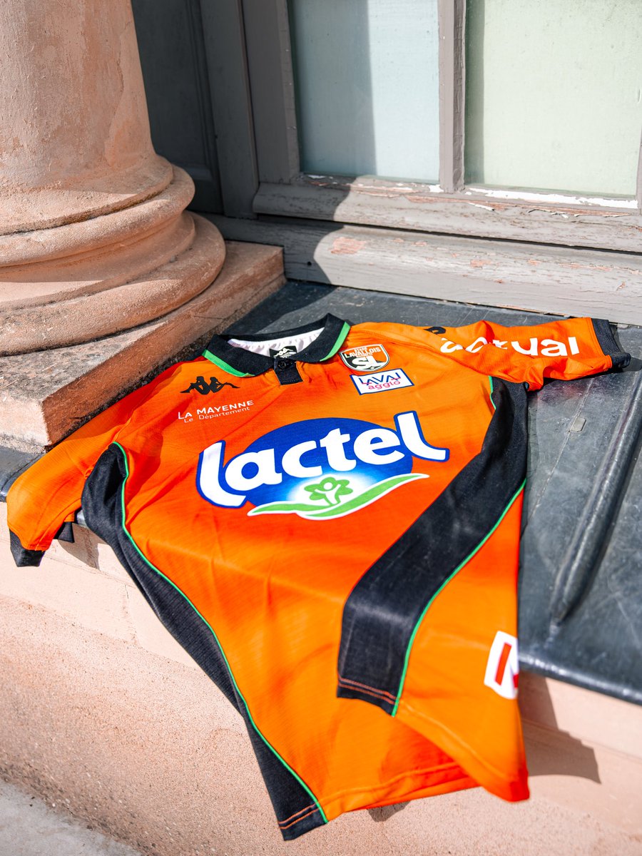 stadelavallois's tweet photo. 👕 Notre nouveau 𝐦𝐚𝐢𝐥𝐥𝐨𝐭 𝐝𝐨𝐦𝐢𝐜𝐢𝐥𝐞 pour la saison 2026/27, photographié là où il est né : dans les rues de 𝐋𝐚𝐯𝐚𝐥, sur sa pierre, au bord de la 𝐌𝐚𝐲𝐞𝐧𝐧𝐞. 🟠⚫️

@KappaFrance 🤝

#SouriezCestduFootCestLaval https://t.co/JdPN0LoH8M