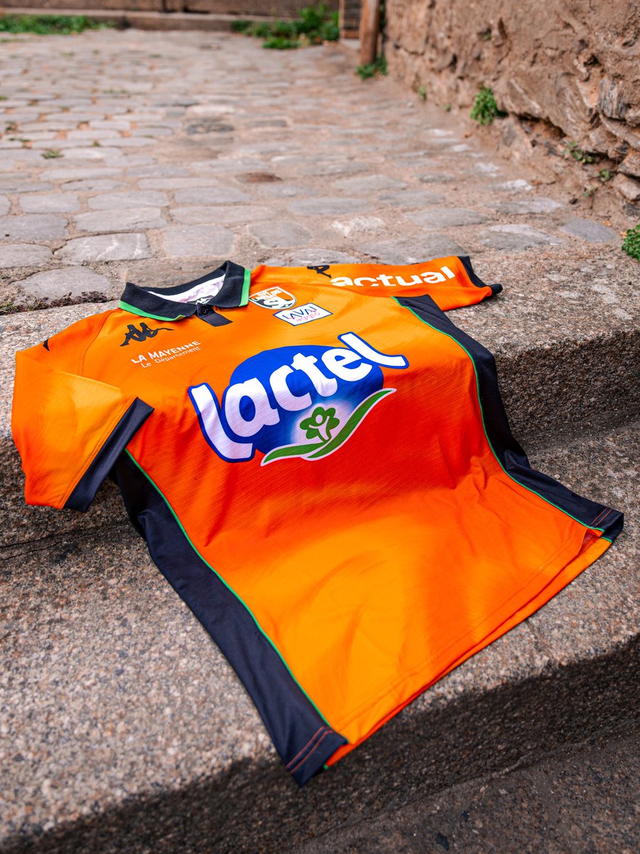 stadelavallois's tweet photo. 👕 Notre nouveau 𝐦𝐚𝐢𝐥𝐥𝐨𝐭 𝐝𝐨𝐦𝐢𝐜𝐢𝐥𝐞 pour la saison 2026/27, photographié là où il est né : dans les rues de 𝐋𝐚𝐯𝐚𝐥, sur sa pierre, au bord de la 𝐌𝐚𝐲𝐞𝐧𝐧𝐞. 🟠⚫️

@KappaFrance 🤝

#SouriezCestduFootCestLaval https://t.co/JdPN0LoH8M